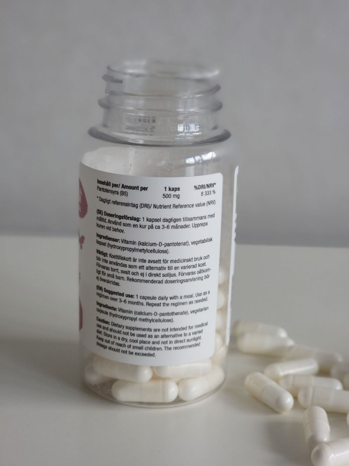 Innehålls- och doseringstext på Healthwell B5 Pantotensyra 500, fotat av oss