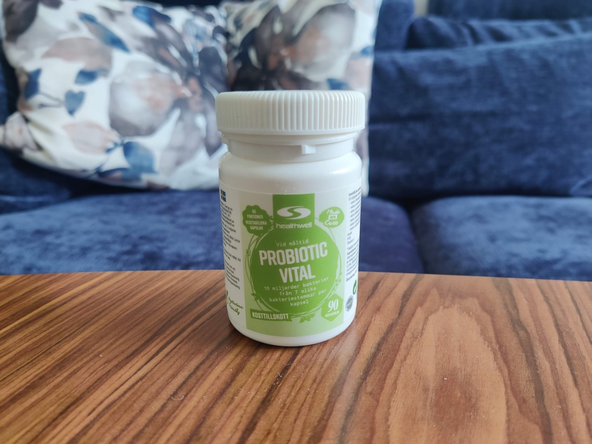 Healthwell Probiotic Vital på soffbord i hemmiljö, fotograferad av oss