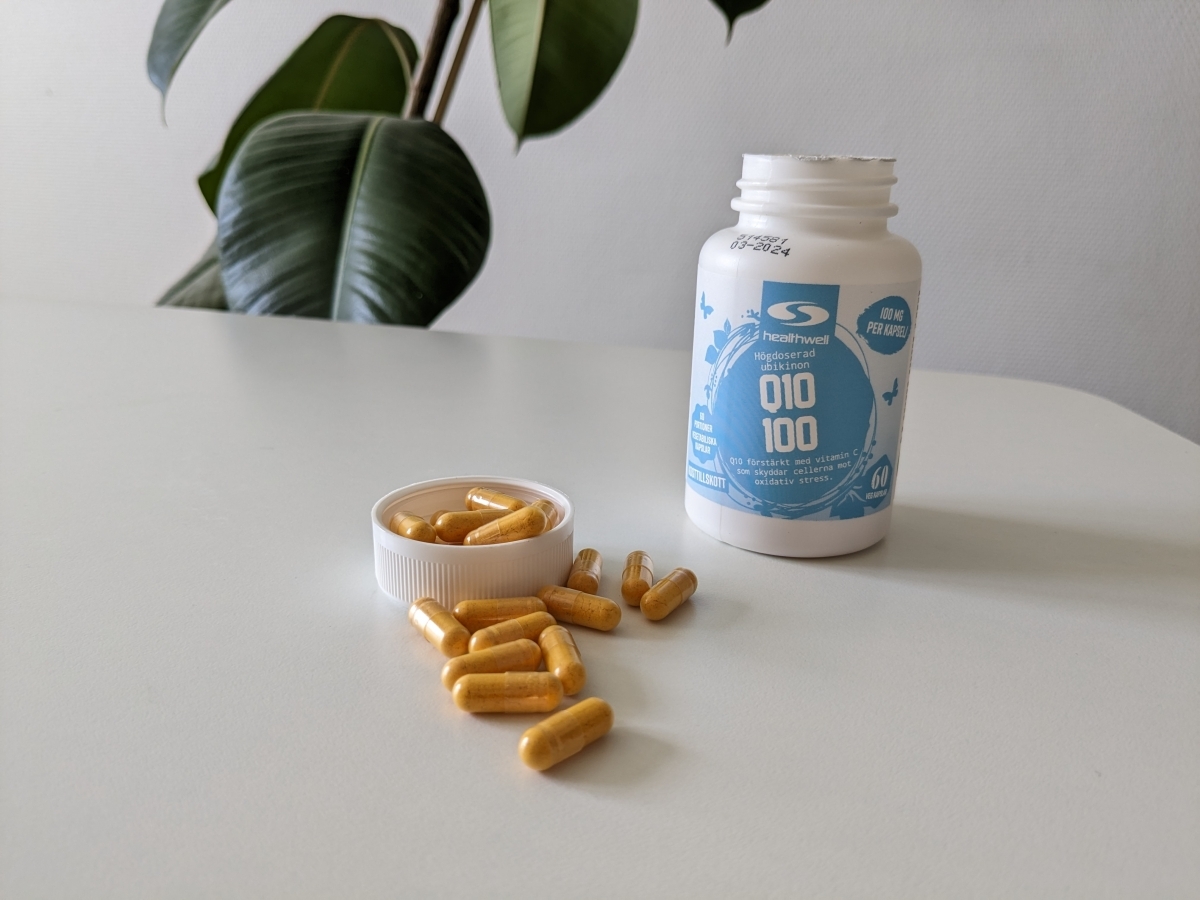 Healthwell Q10 100 burk och kapslar, frontetikett 100 mg, fotograferad av oss under testet