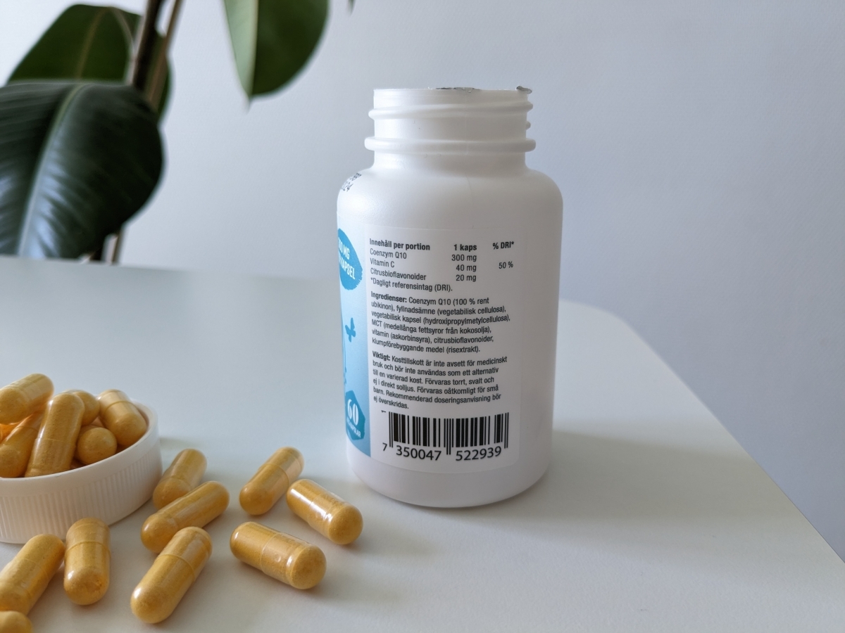 Healthwell Q10 300 baksida med tydlig ingredienslista och dosering, foto taget av oss