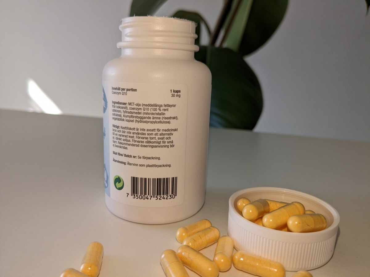 Healthwell Q10 50 baksida fotad av oss – tydlig ingredienslista med MCT-olja och vegetabilisk kapsel