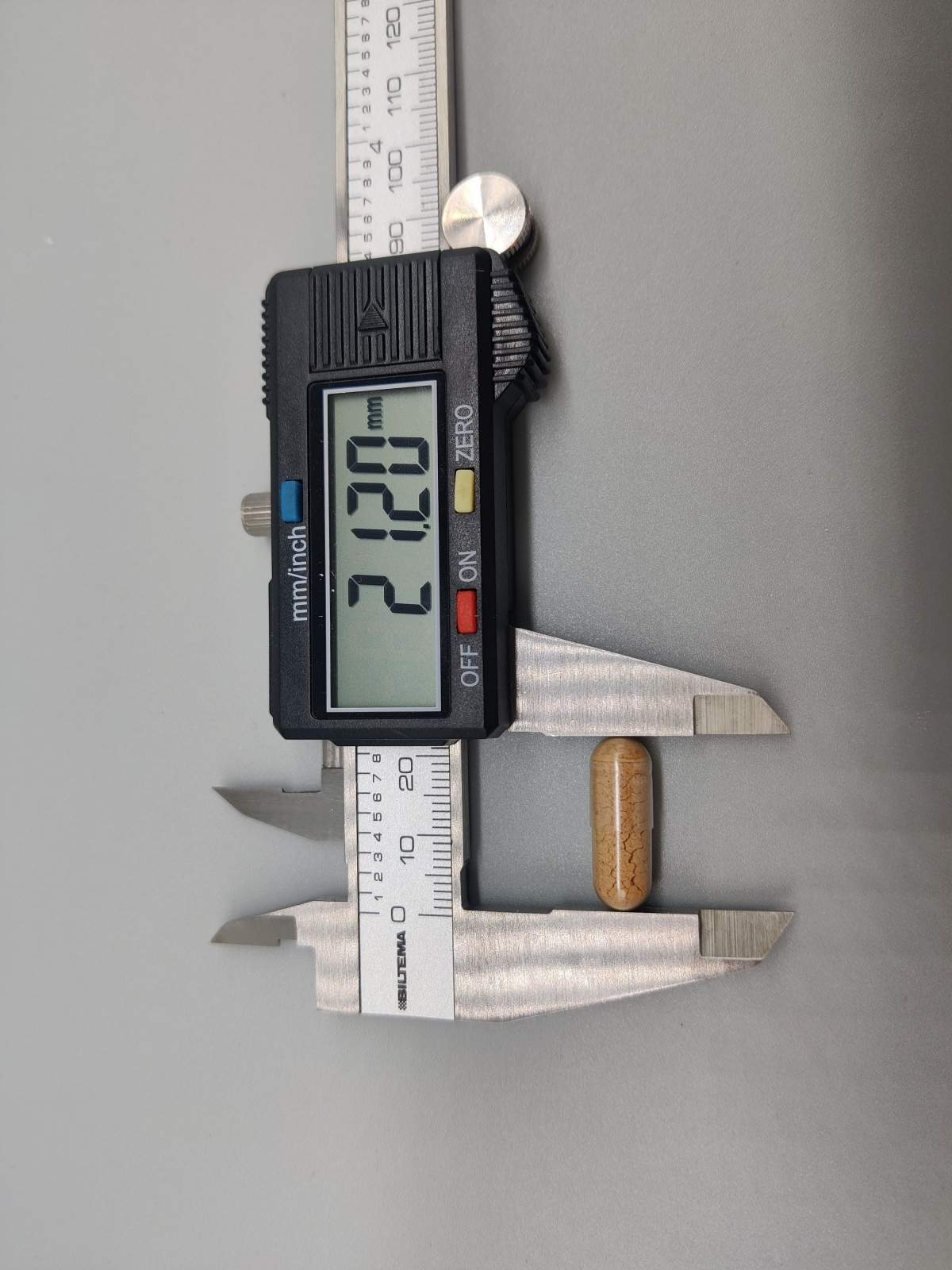 Skjutmått visar kapsel 21,20 mm för Healthwell Rosenrot Plus