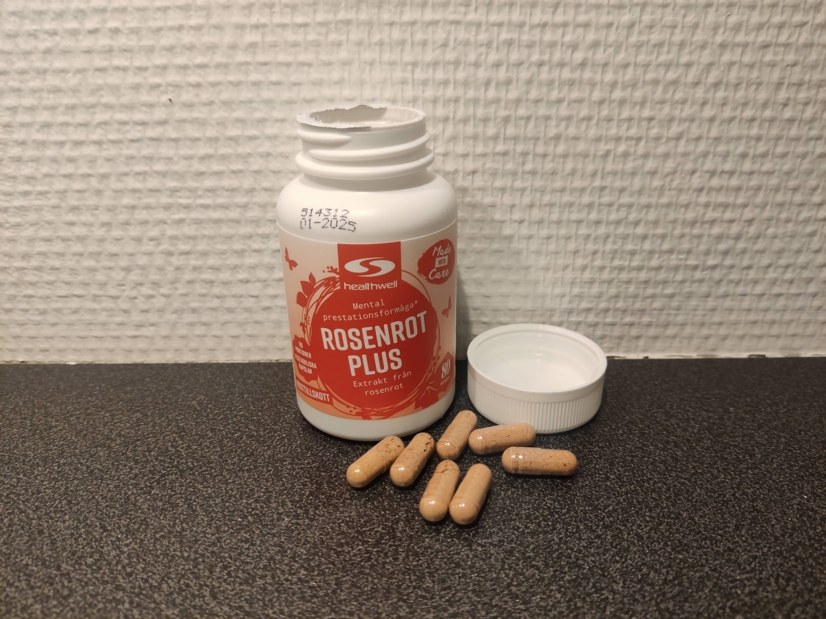 Healthwell Rosenrot Plus på köksbänk med kapslar, foto från vårt test