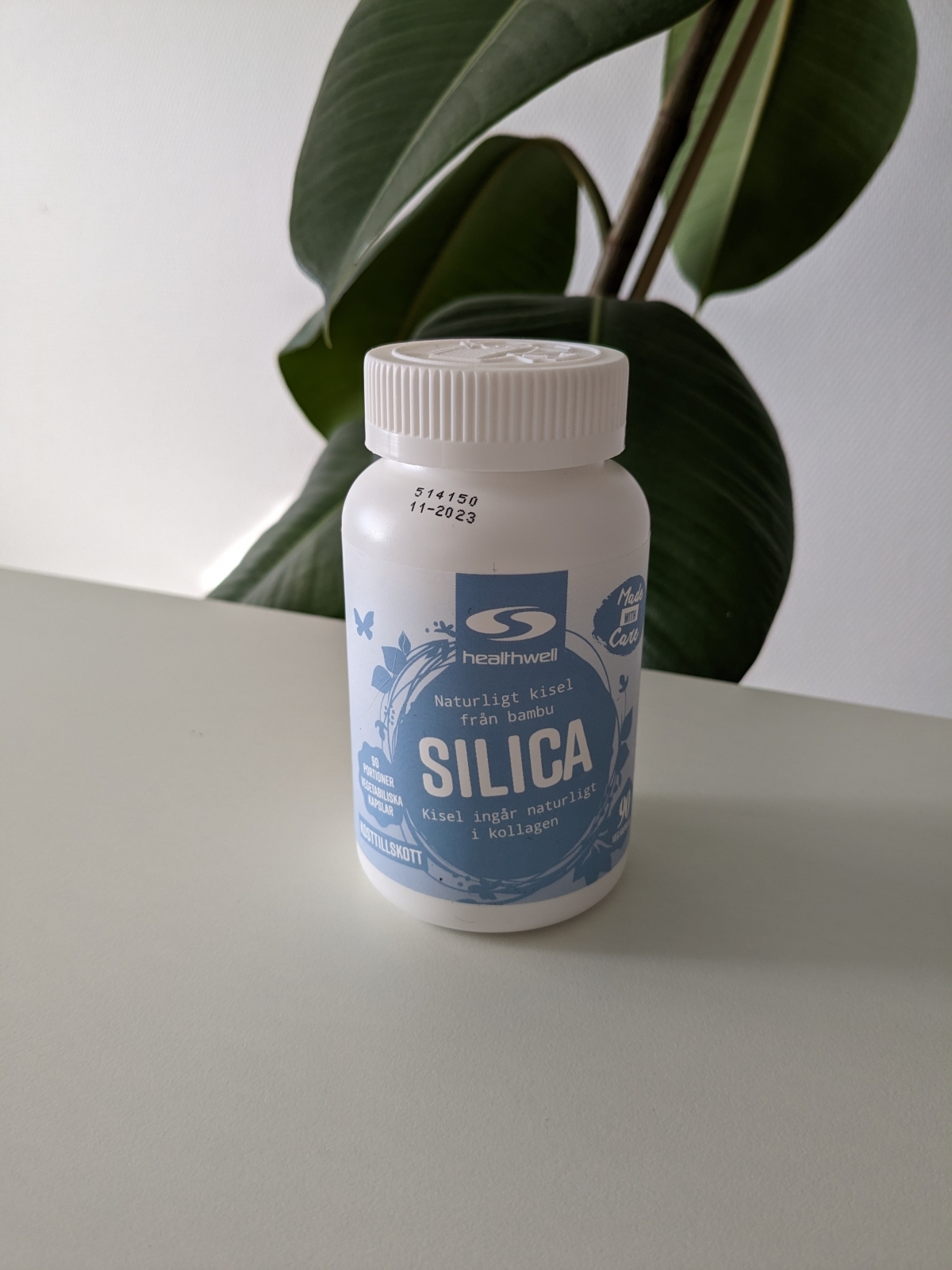 Healthwell Silica på ljust bord med växt, vårt foto från testet