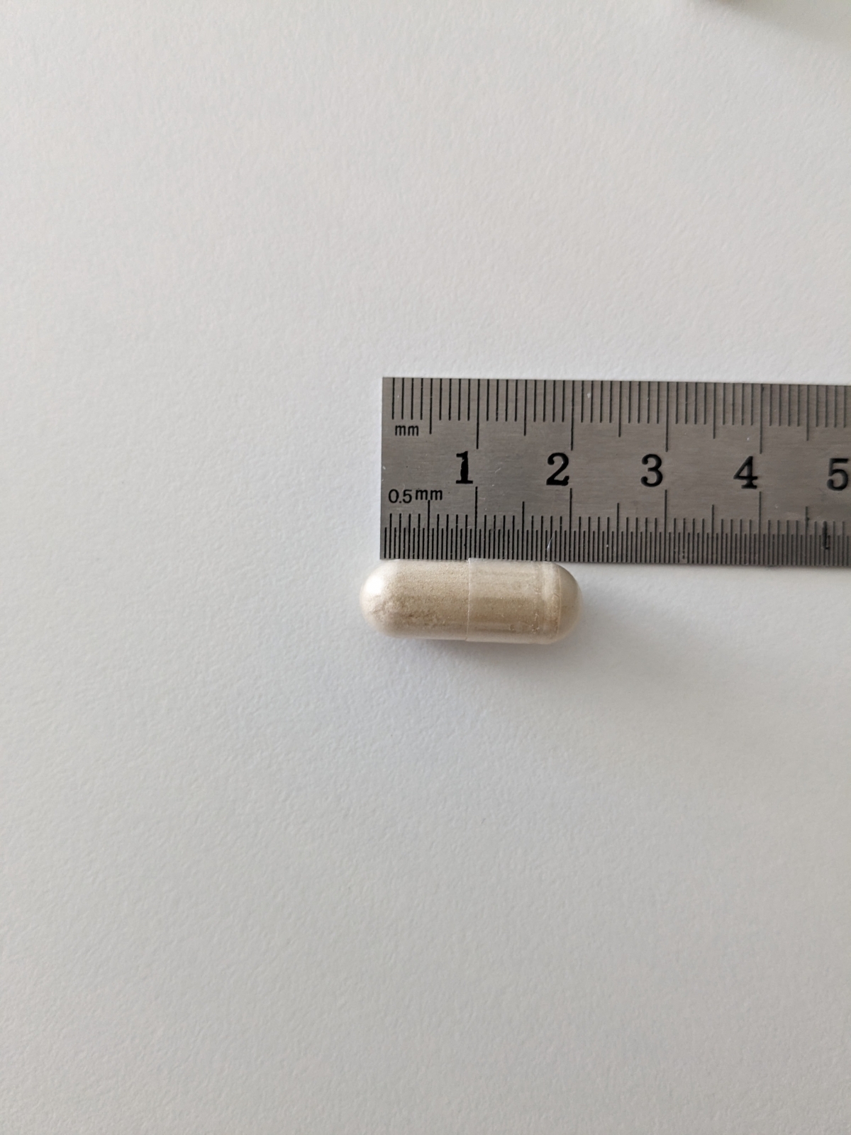 Kapsel från Healthwell Silica vid linjal cirka 2 cm, eget foto
