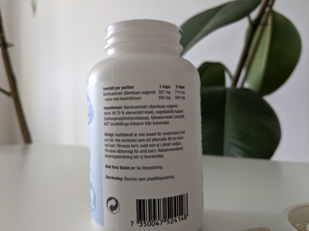 Närbild av innehåll och dosering på Healthwell Silica, vårt testfoto