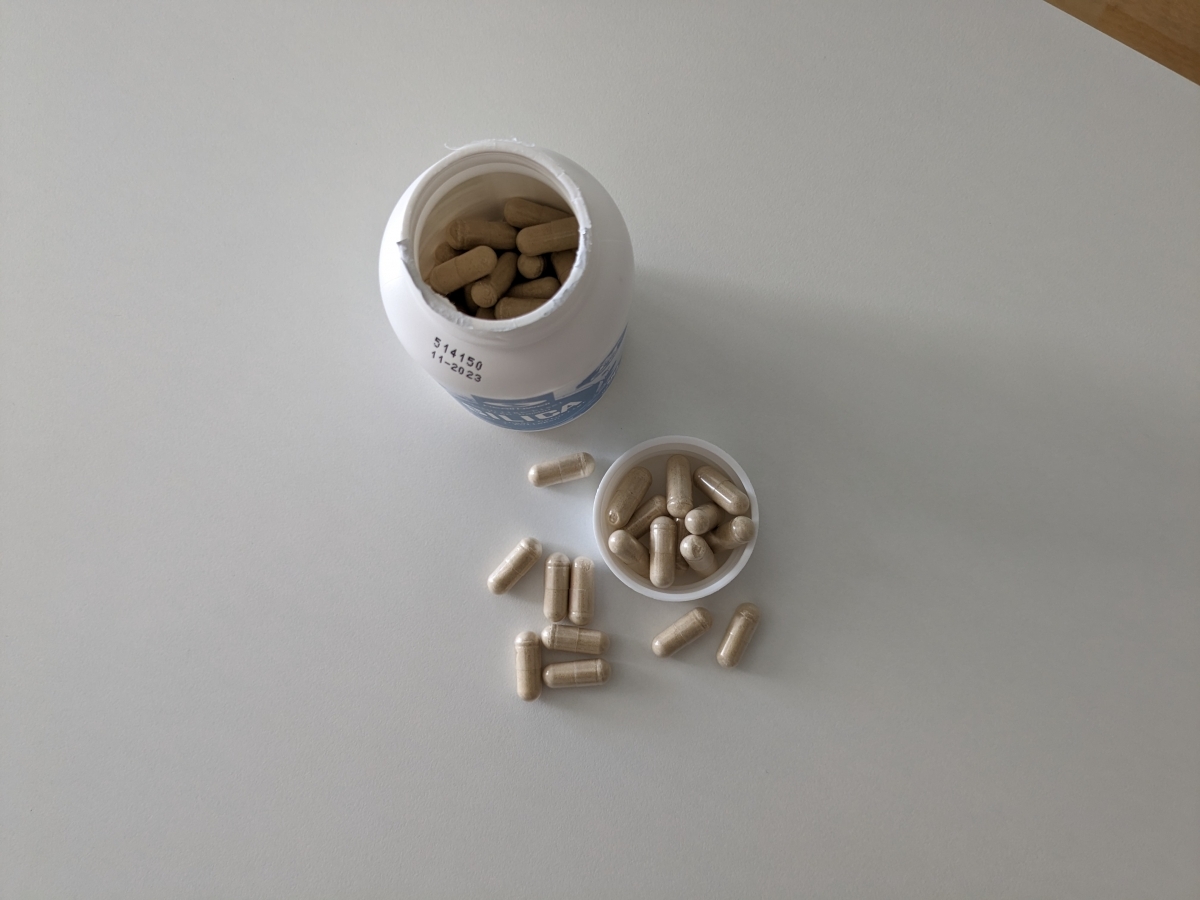 Healthwell Silica uppifrån med kapslar utspridda, foto taget av oss