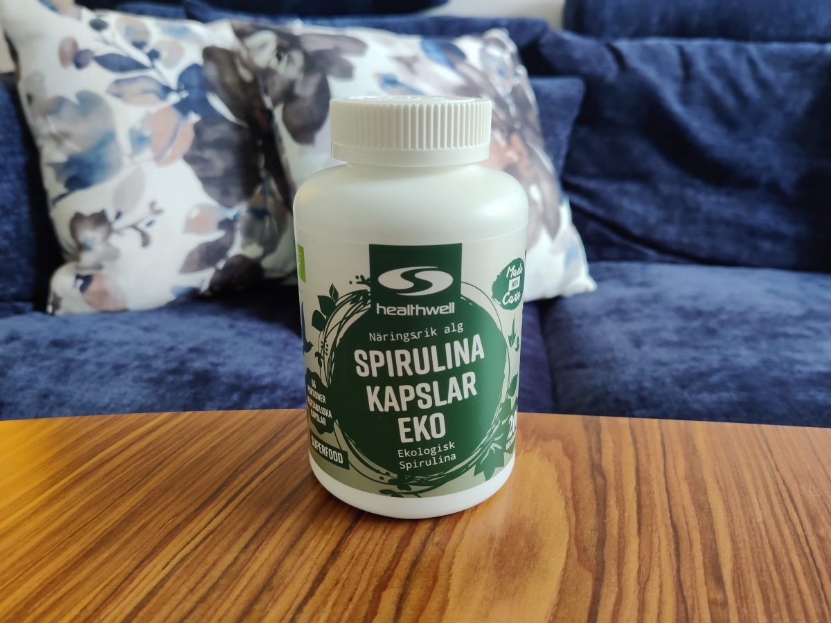 Healthwell Spirulina Kapslar EKO på soffbordet hemma, tagen av oss under testet med EU‑ekologisk märkning och 200 kapslar