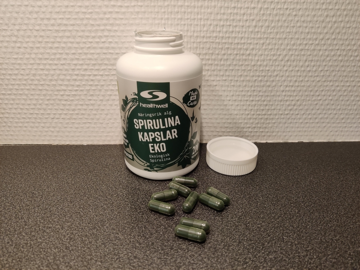 Öppen burk och ett gäng gröna kapslar på bänkskivan, vår egen bild från testet