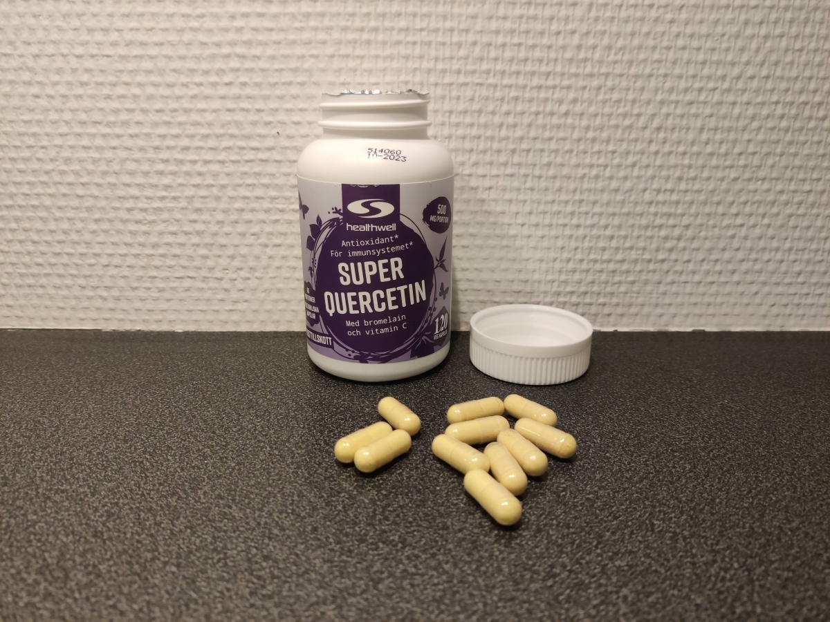 Öppen burk och kapslar av Healthwell Super Quercetin på köksbänken, eget foto