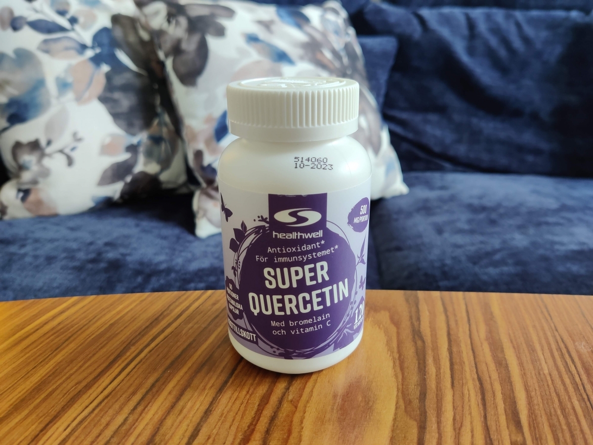 Healthwell Super Quercetin på soffbordet, foto taget av oss under testet