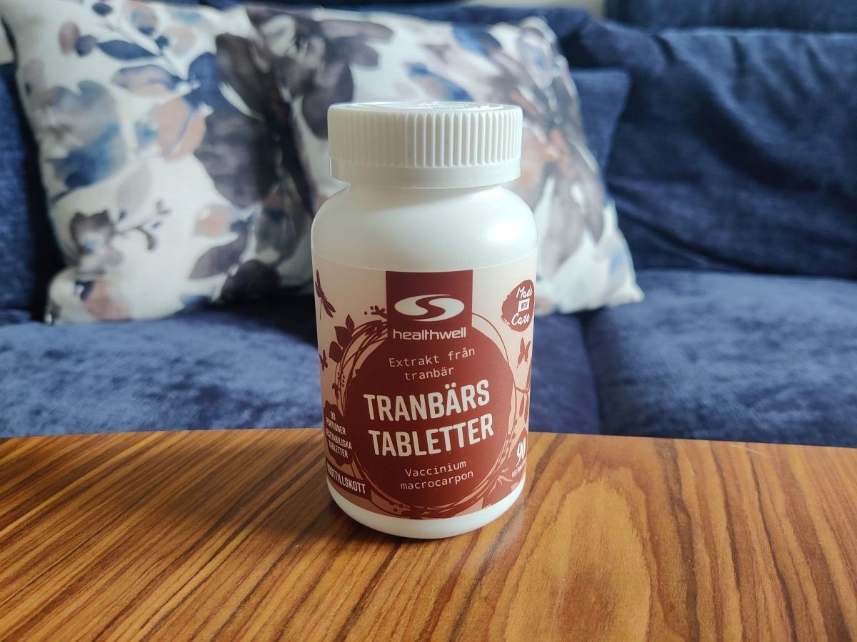 Healthwell Tranbärstabletter på soffbord hemma, foto av oss under testet