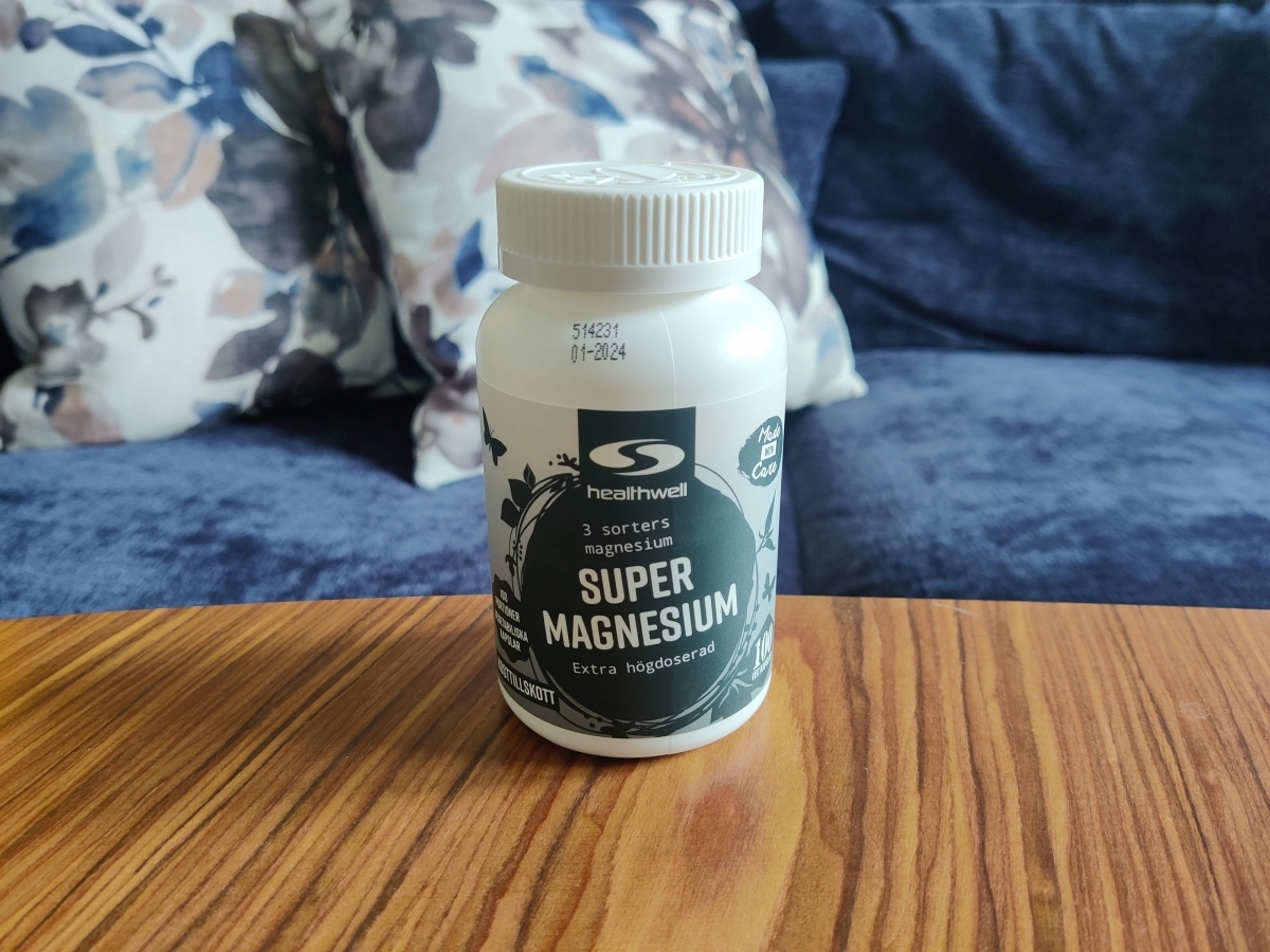 Healthwell Trippel Magnesium på soffbord hemma, tagen under vår åtta veckor långa testperiod