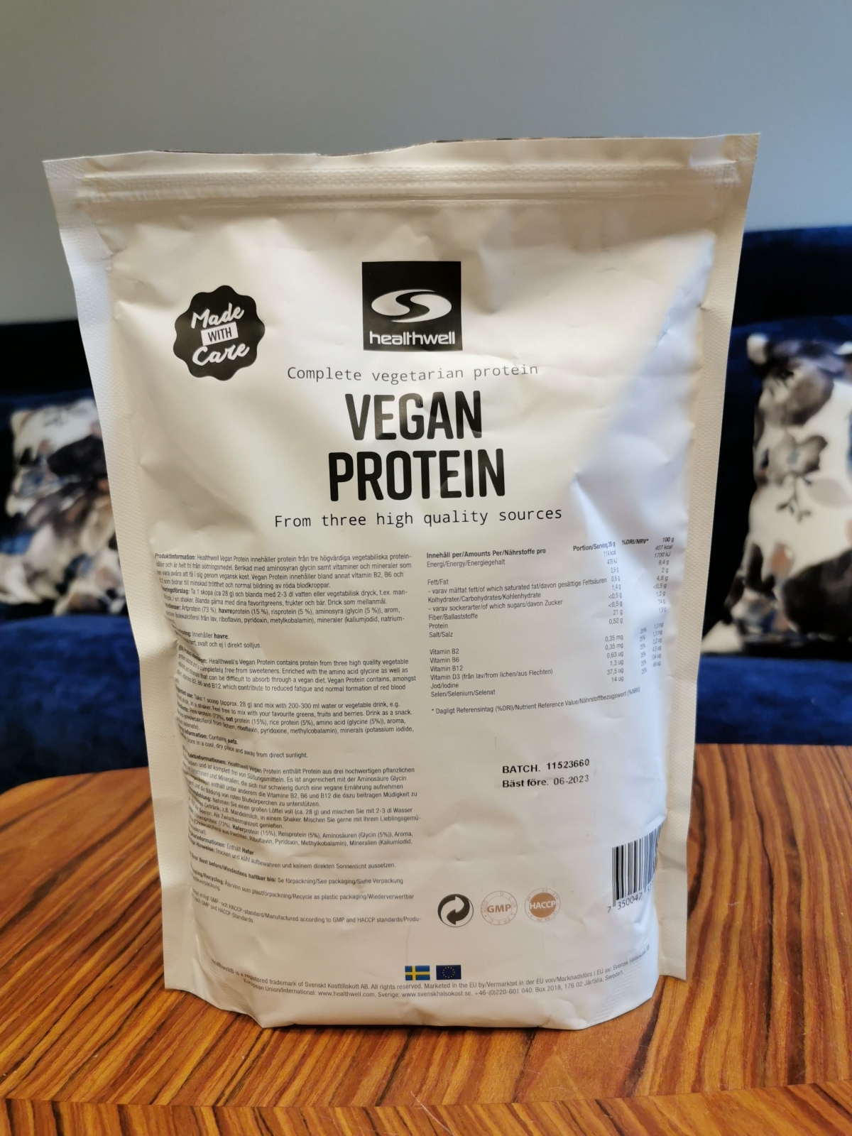 Baksida med näringsinfo på Healthwell Vegan Protein, tagen av oss