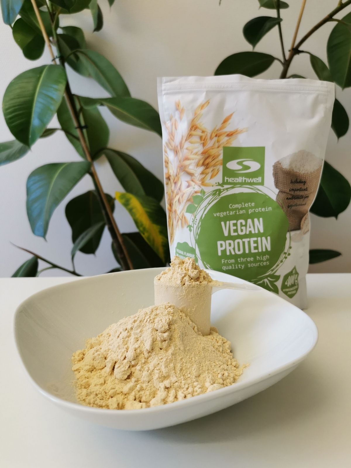 Skopa proteinpulver i skål framför påsen, närbild tagen av oss under testet
