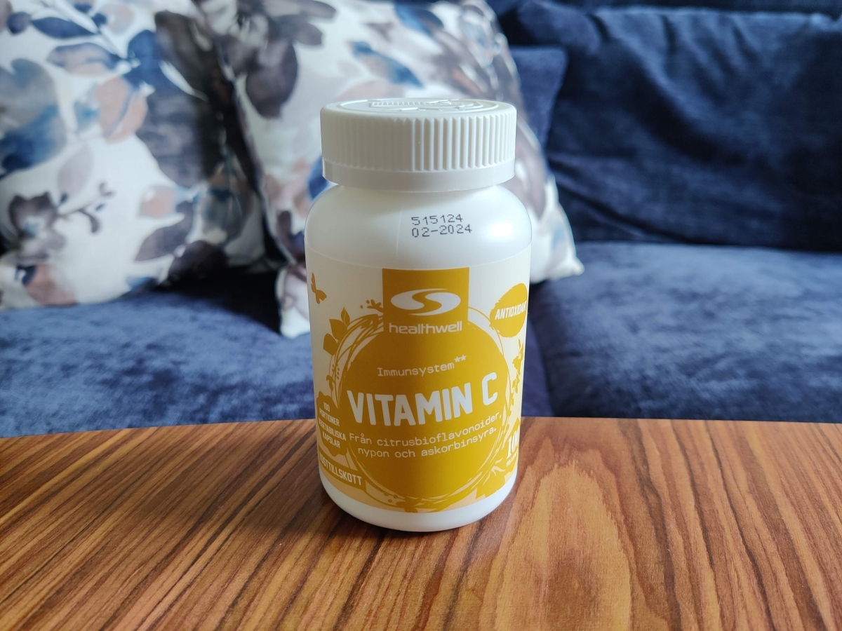 Healthwell Vitamin C i hemmiljö på soffbord foto taget av oss