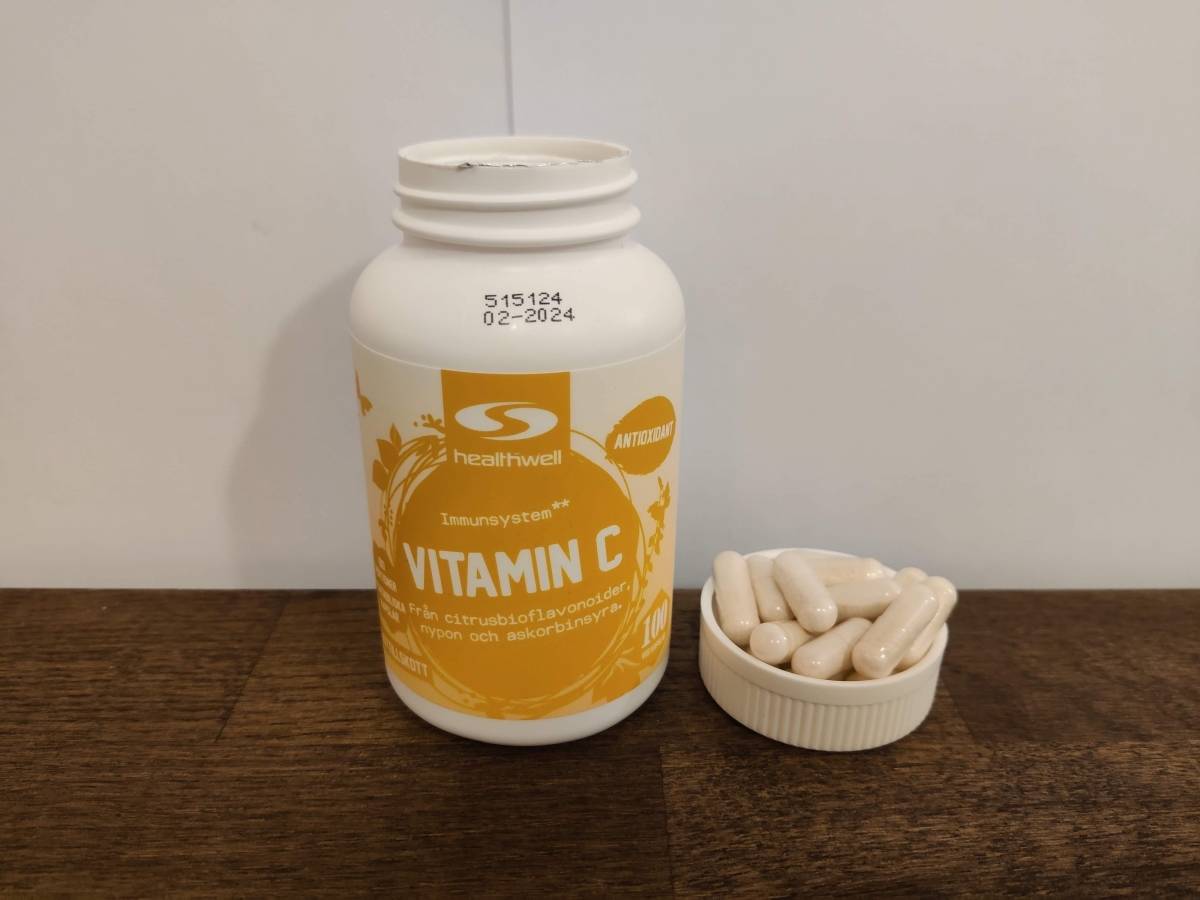 Healthwell Vitamin C med kapslar bredvid burken foto taget av oss