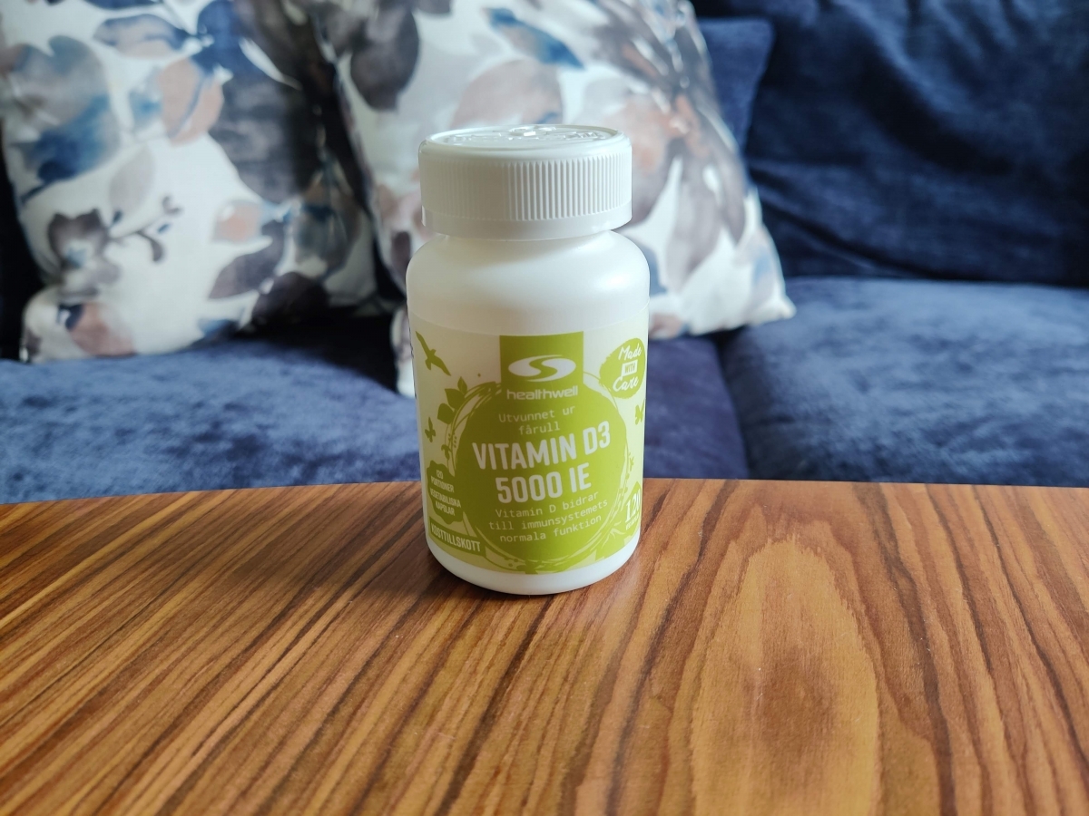 Healthwell Vitamin D3 i vardagsmiljö på soffbord