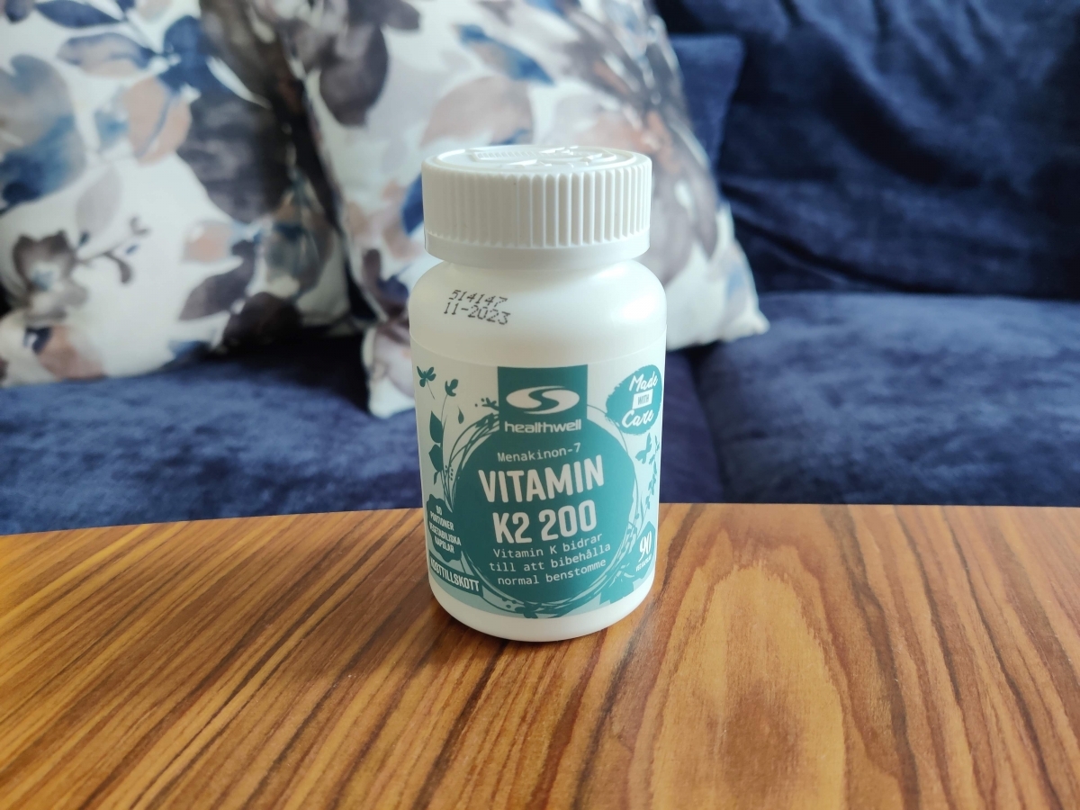 Healthwell Vitamin K2 i vardagsmiljö på soffbordet, egen bild från åtta veckor