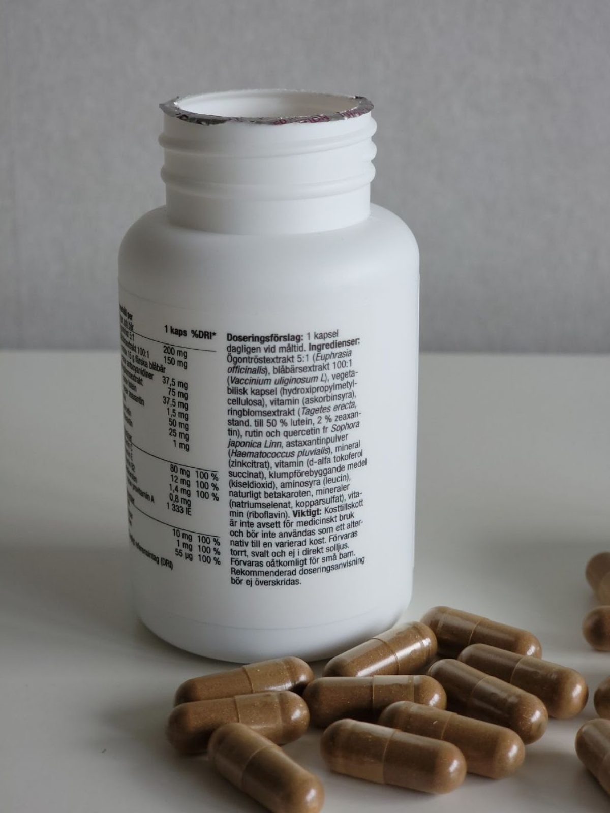 Healthwell Wonderful Eyes närbild på doserings- och ingredienstext, taget av oss under testet