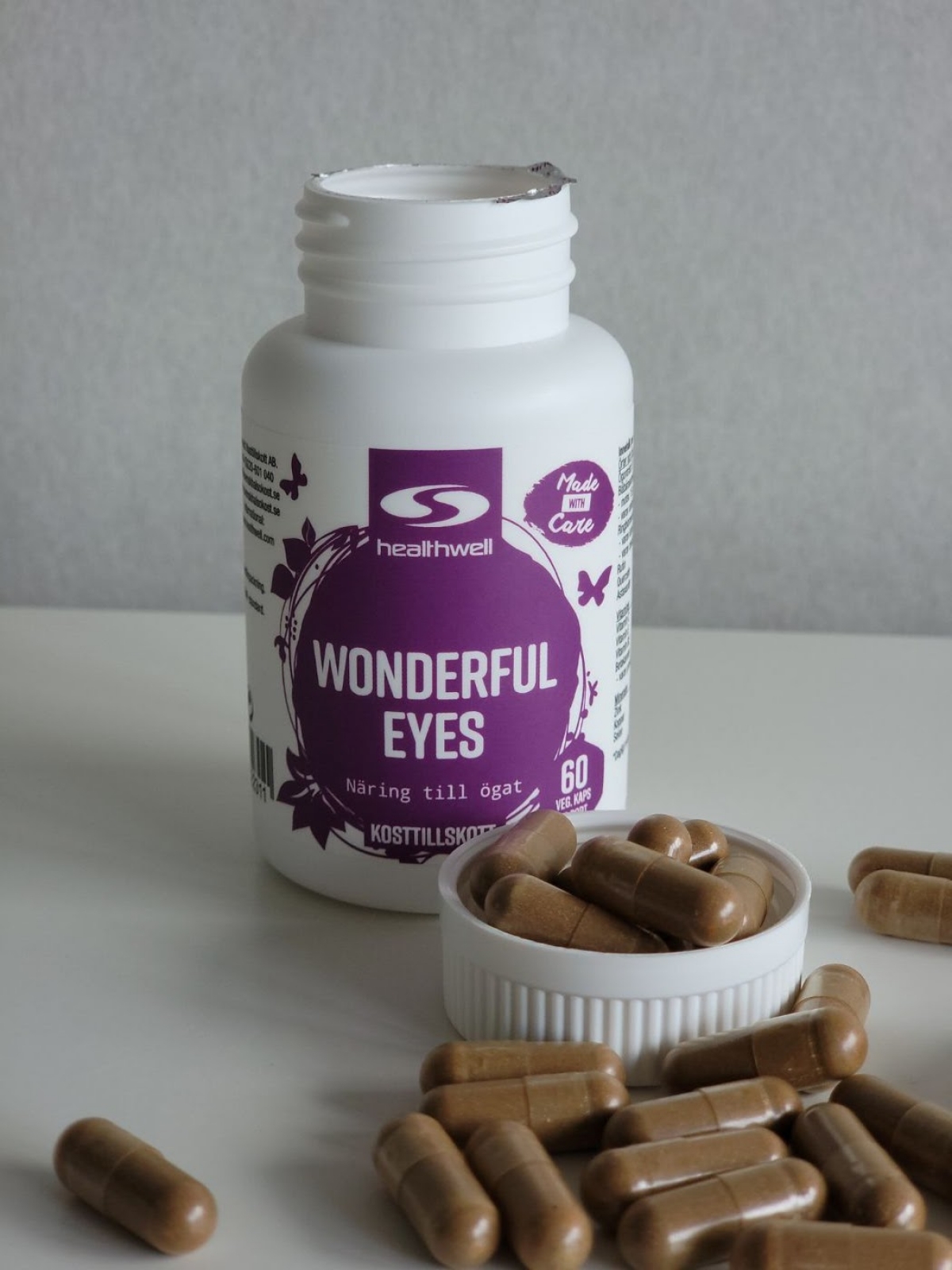 Healthwell Wonderful Eyes öppnad burk med vegetariska kapslar framme, foto taget av oss under testet