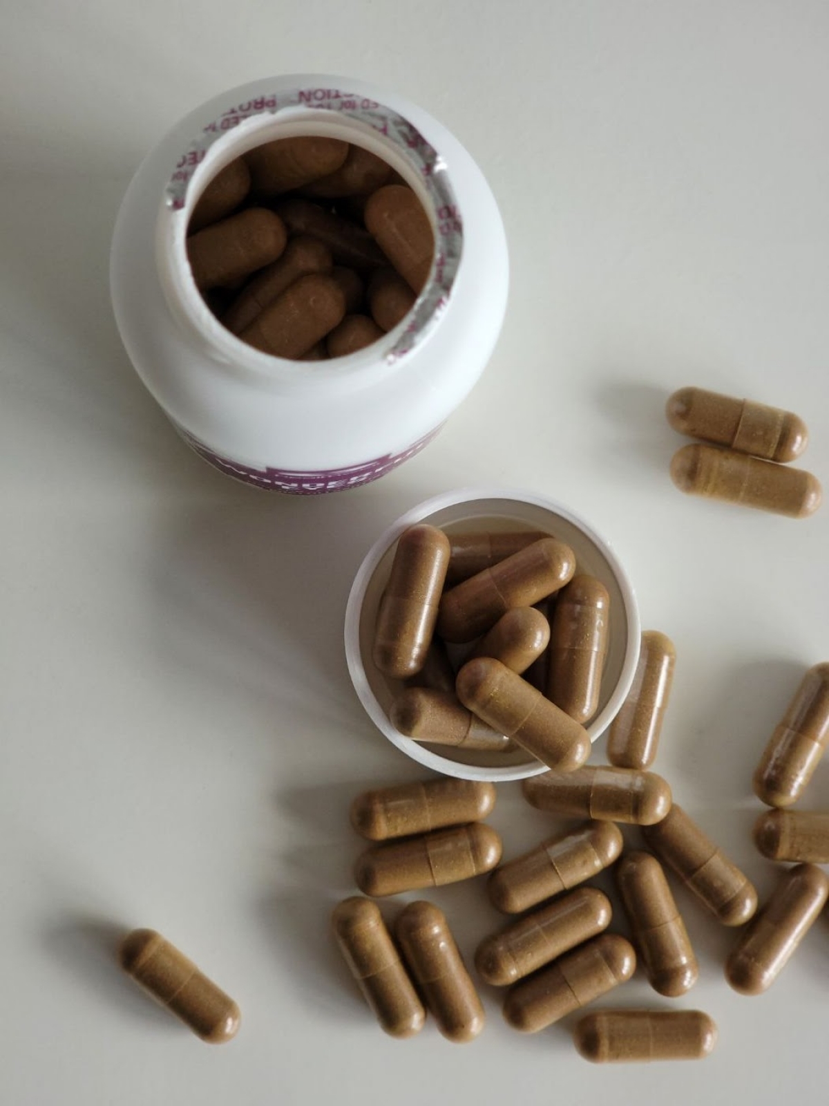 Healthwell Wonderful Eyes ovanifrån med kapslar spridda runt burken, taget av oss under testet