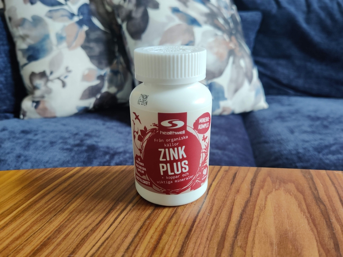Healthwell Zink 25 Plus på soffbord i hemmamiljö, fotad av oss
