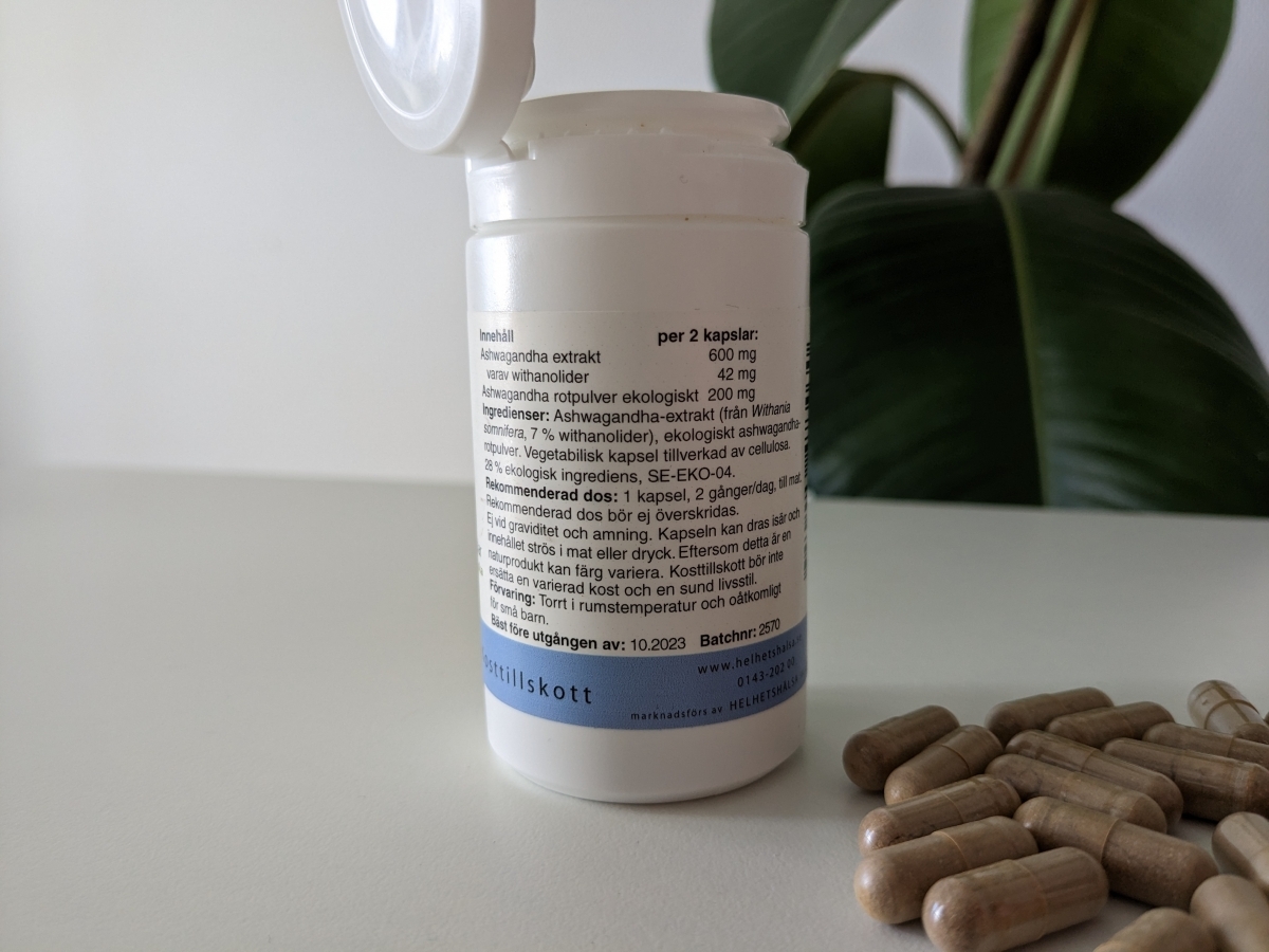 Närbild på etiketten med innehåll och dosering för Helhetshälsa Ashwagandha