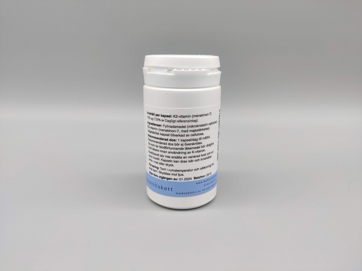 Baksidan med ingredienslista och tydlig dosering på Helhetshälsa K2-Vitamin