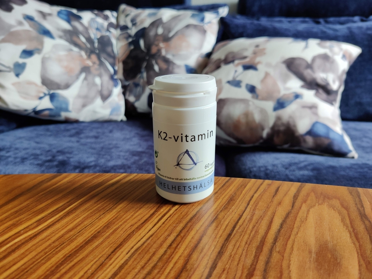 Helhetshälsa K2-Vitamin i vardagsmiljö på soffbord hemma