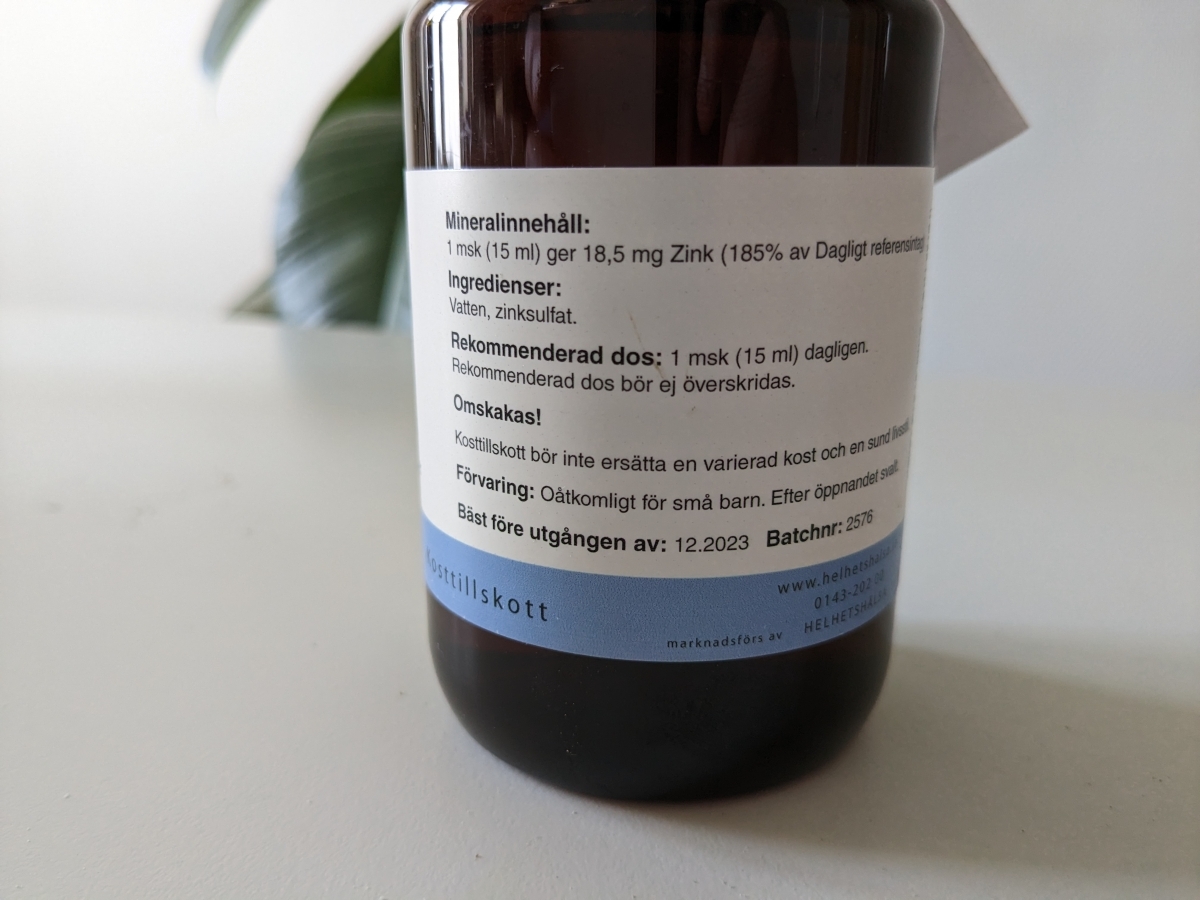 Baksida med innehåll och dosering på Helhetshälsa ZinkStatus fotograferad av oss