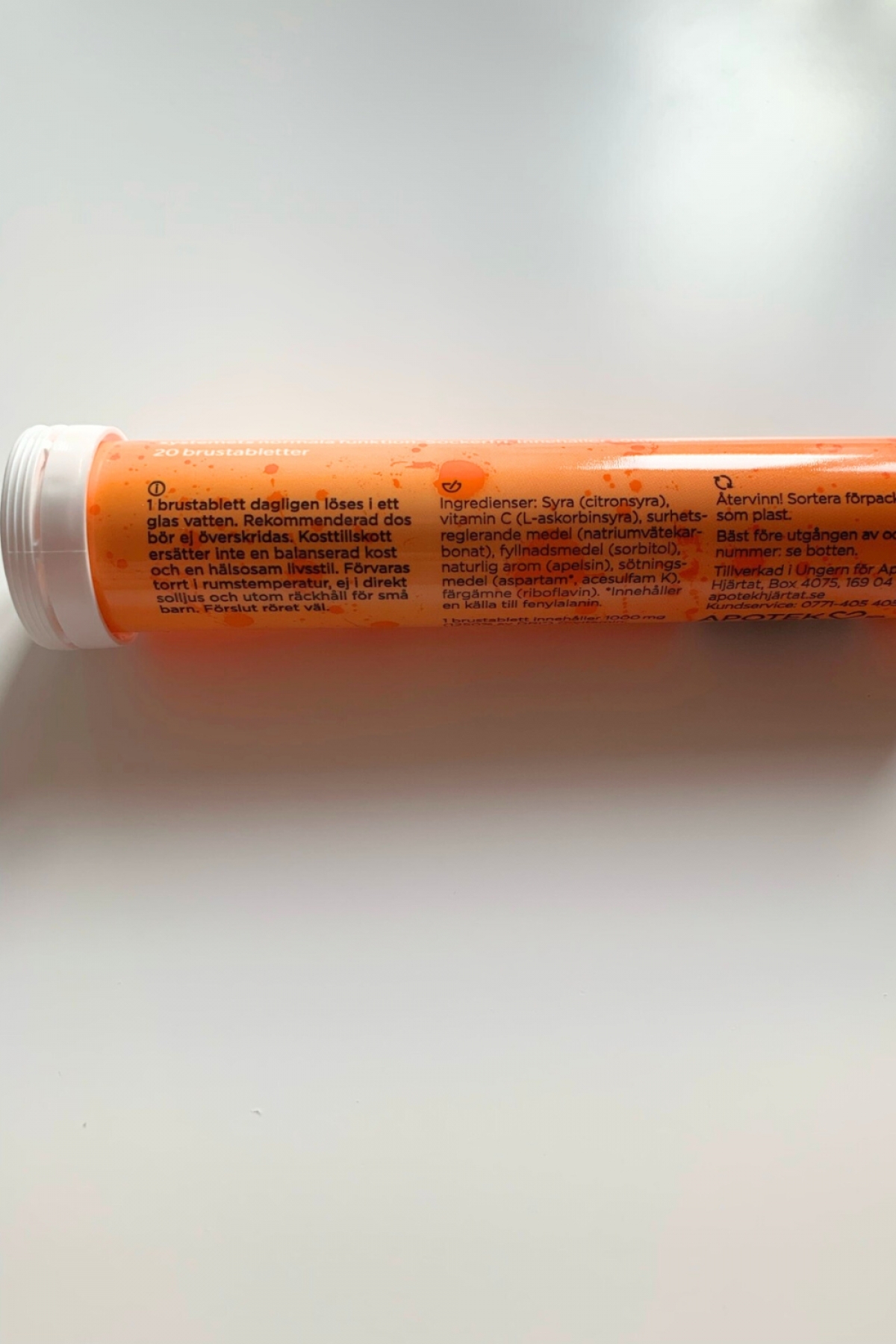 Närbild på dosering och ingredienser på Hjärtats Vitamin C Apelsin, vår bild