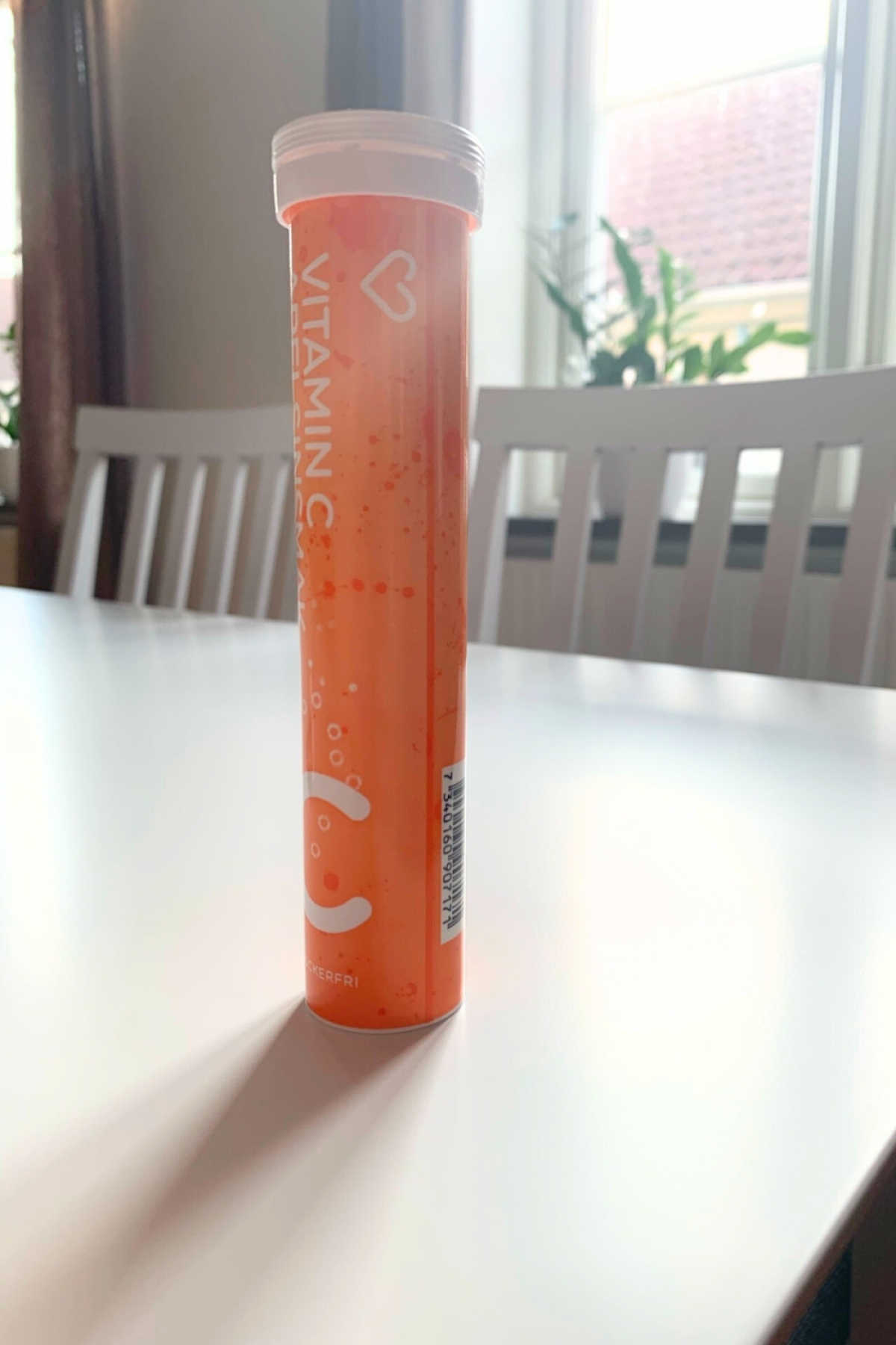 Hjärtats Vitamin C Apelsin i brusrör på köksbord, foto taget av oss under testet
