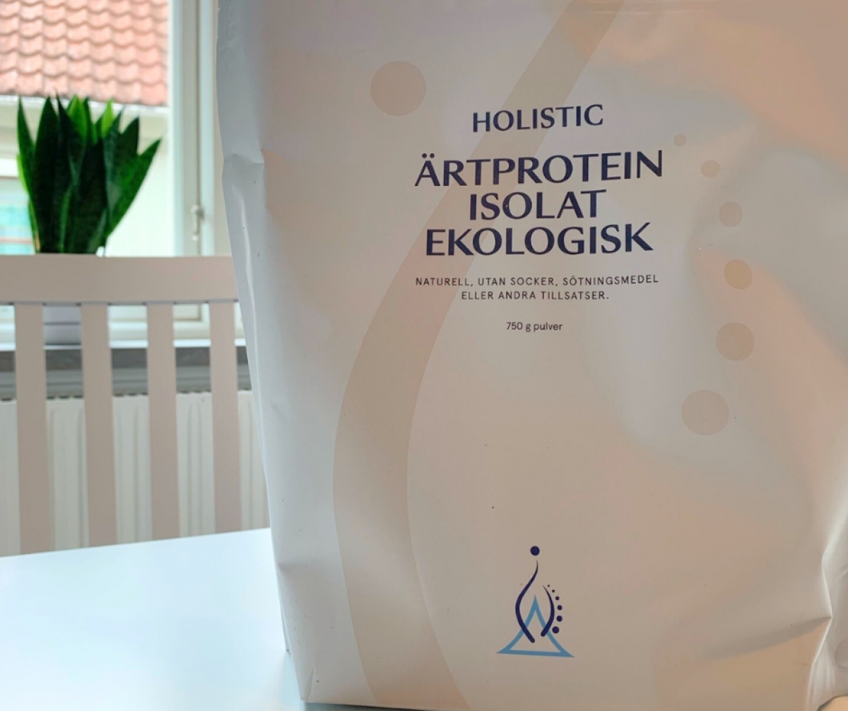 Holistic Ärtprotein ekologiskt ärtproteinisolat på köksbordet, foto taget under vårt test