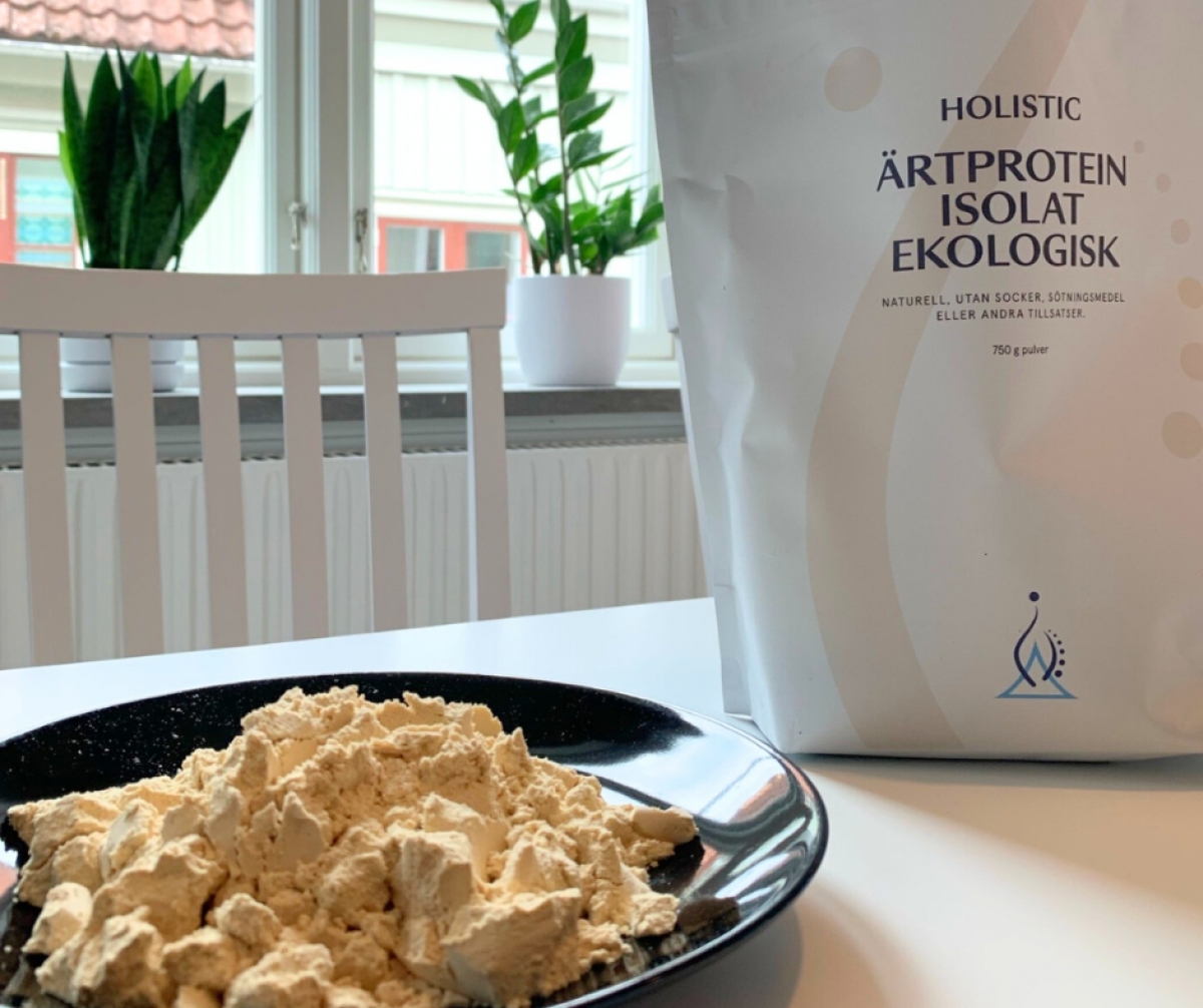 Holistic Ärtprotein med pulver på fat i köksmiljö, foto taget av oss