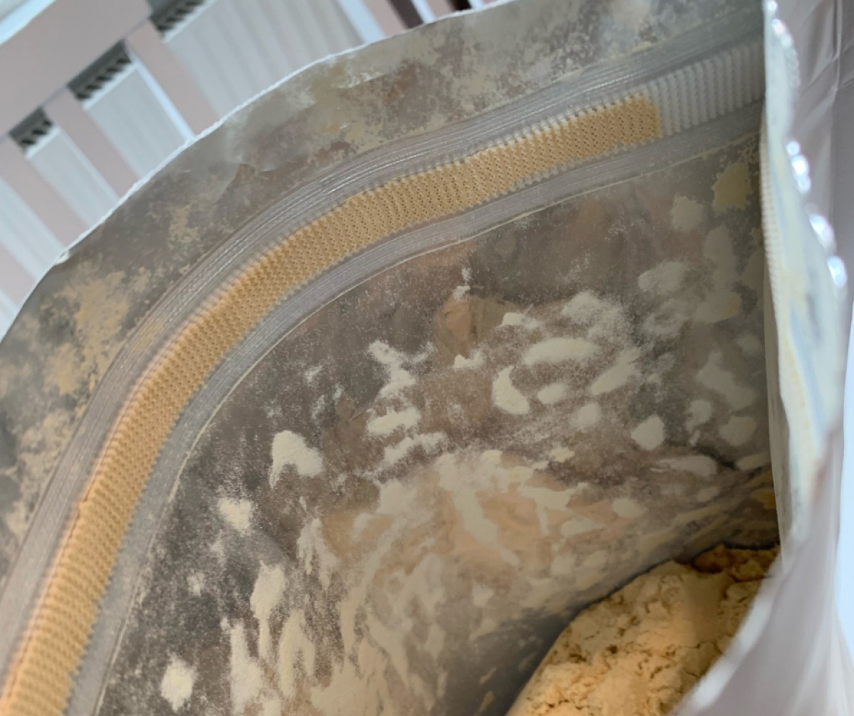 Öppnad påse med ljust beige ärtproteinpulver, detaljbild tagen under testet