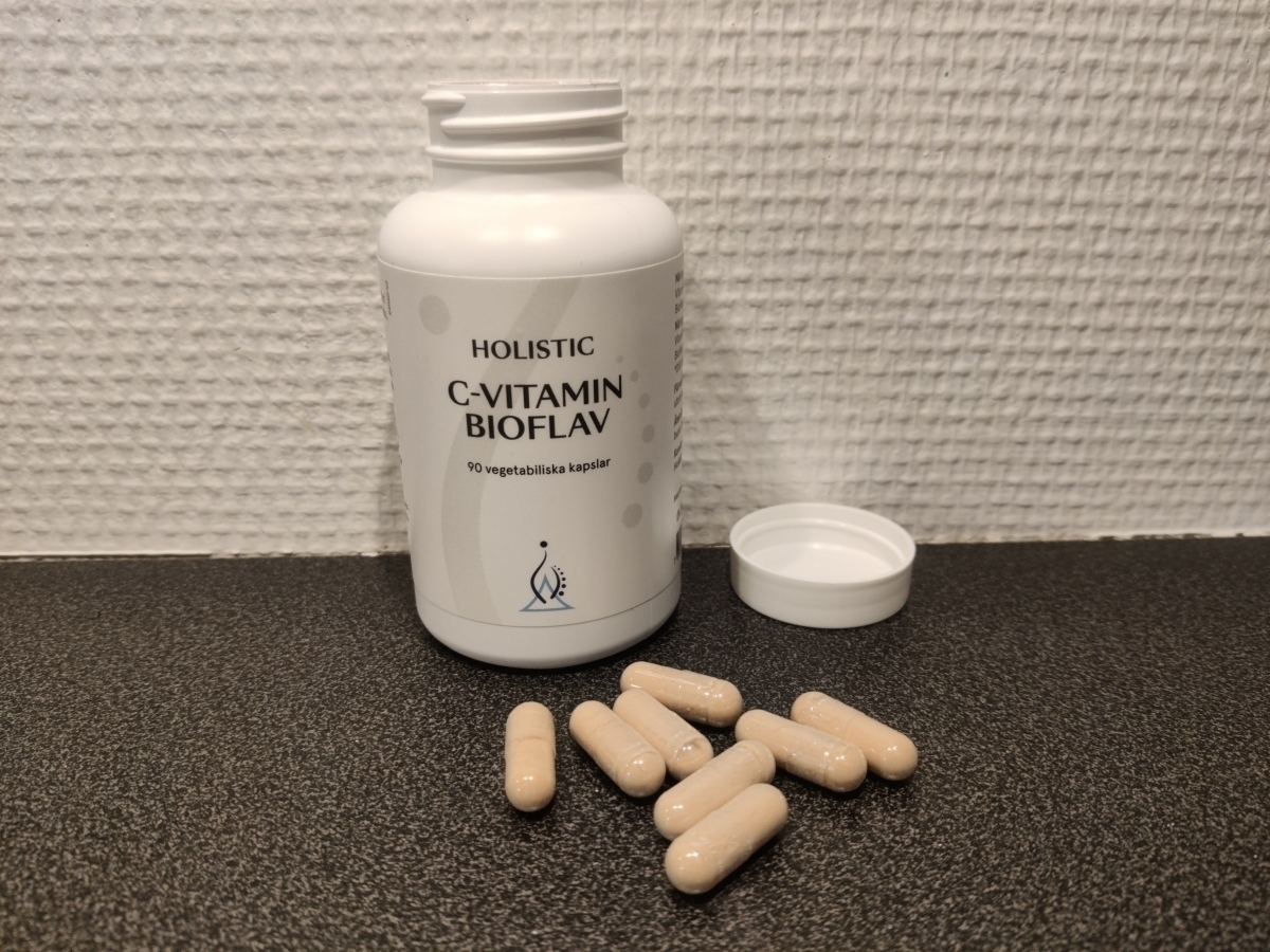 Holistic C-Vitamin Bioflav burk med öppnat lock och kapslar fotade av oss under testet