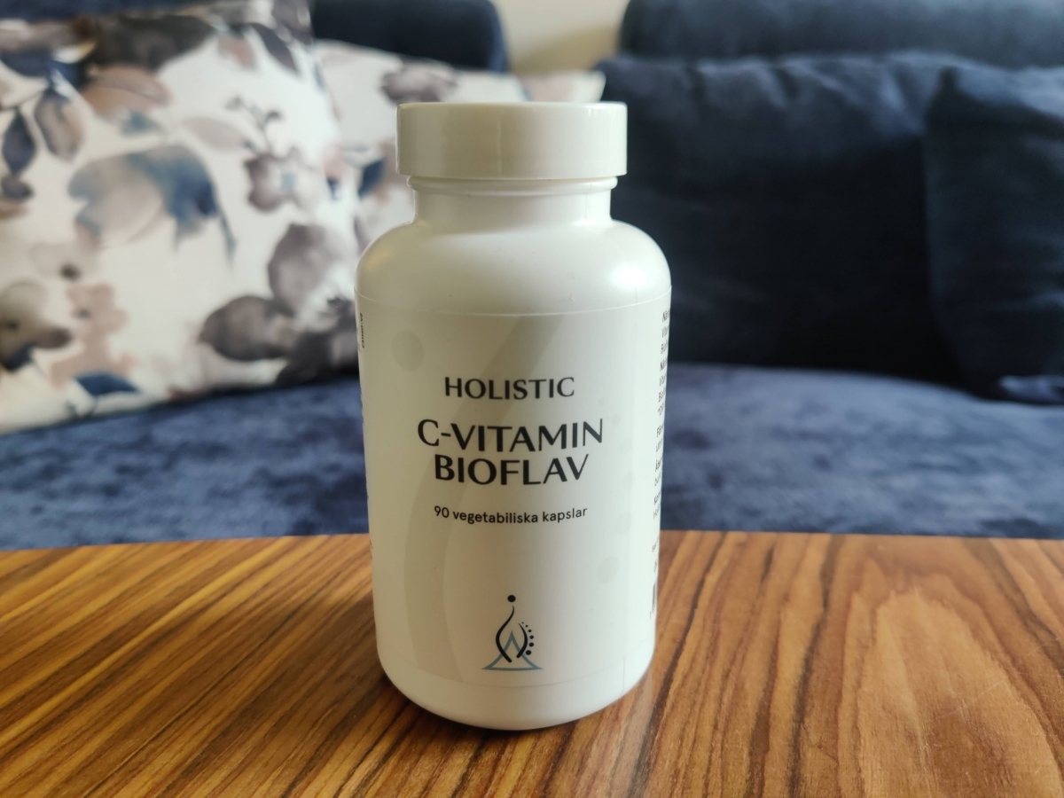 Holistic C-Vitamin Bioflav i vardagsmiljö på soffbord
