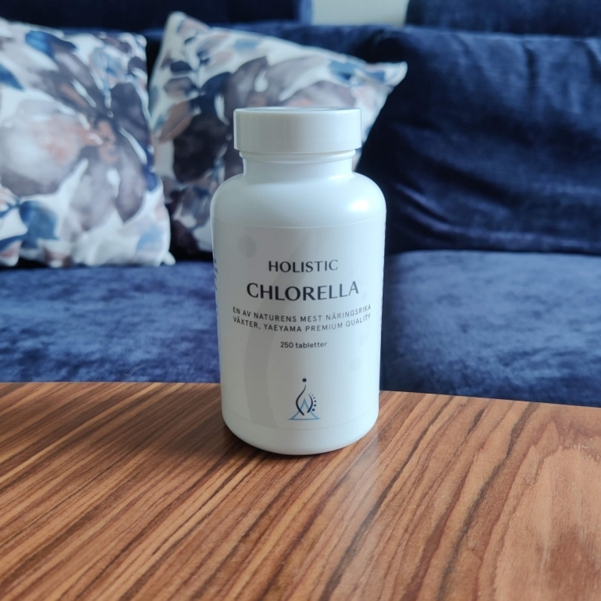 Holistic Chlorella burk i vardagsrumsmiljö fotad av oss