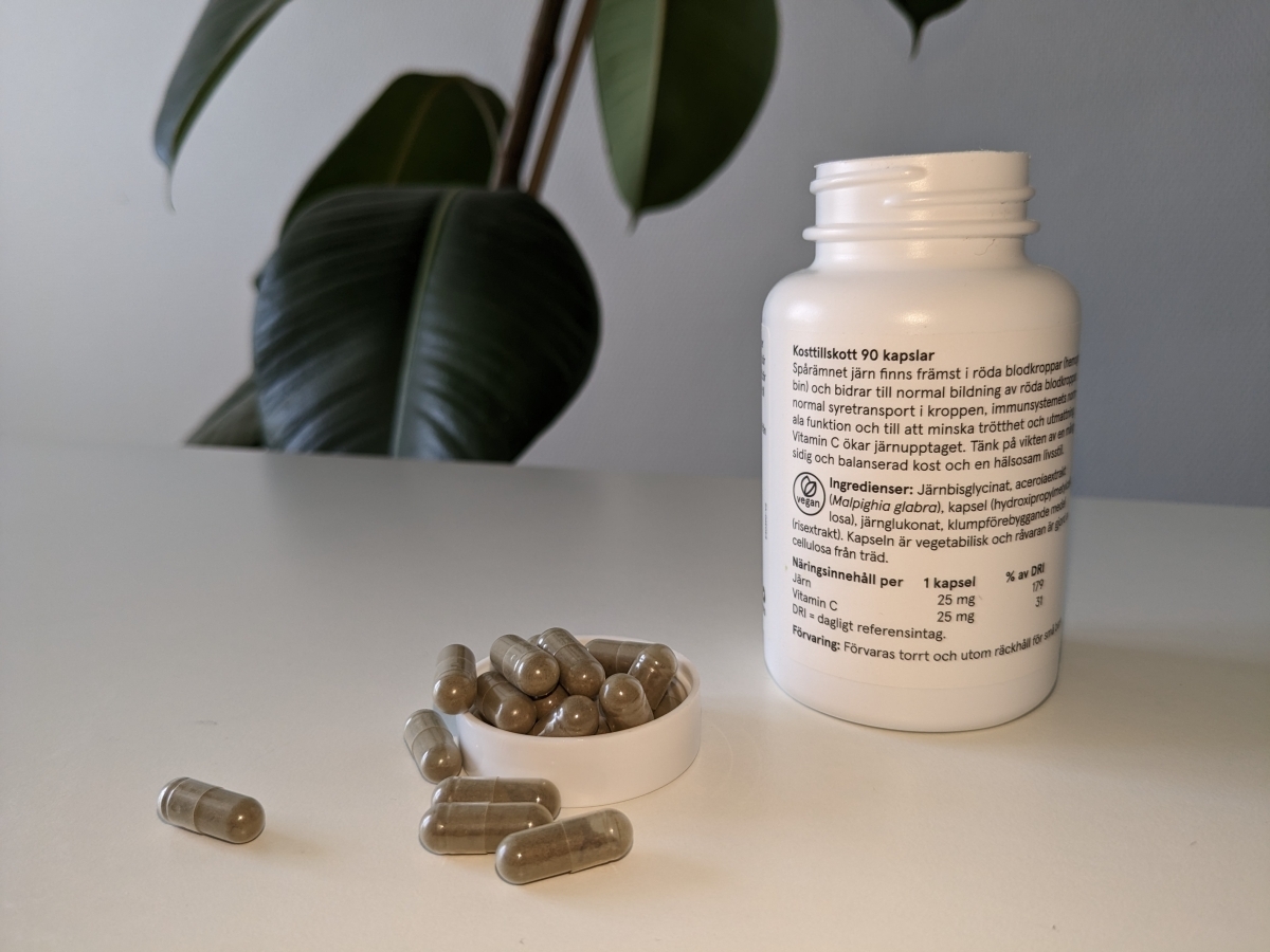 Baksida av Holistic Järnkomplex med ingredienslista, fotograferad under vårt test