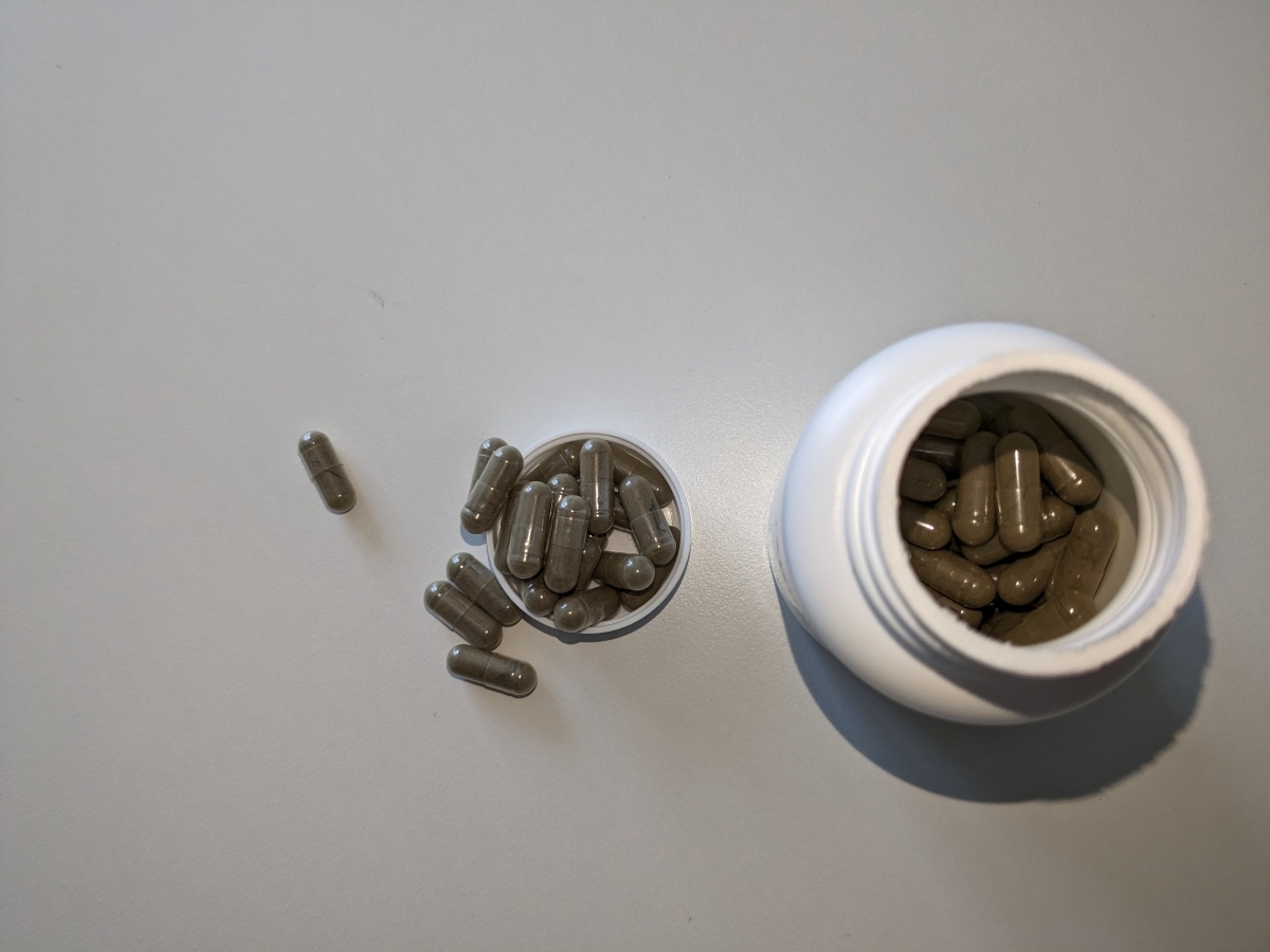Närbild uppifrån på Holistic Järnkomplex med kapslar i burken, foto från vårt test