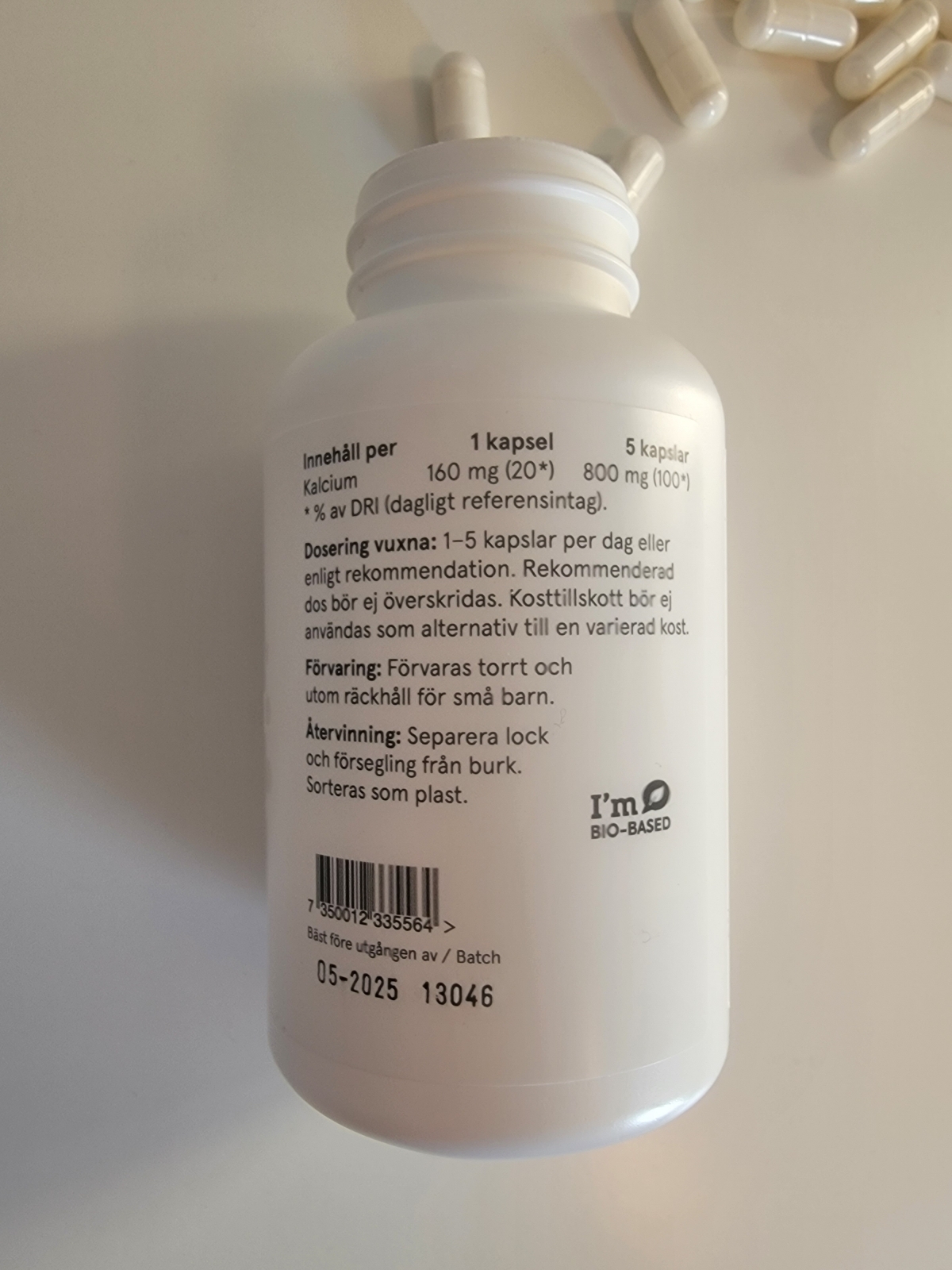 Doseringsruta på Holistic Kalcium 160 mg per kapsel och 800 mg vid fem kapslar, med återvinningsinfo