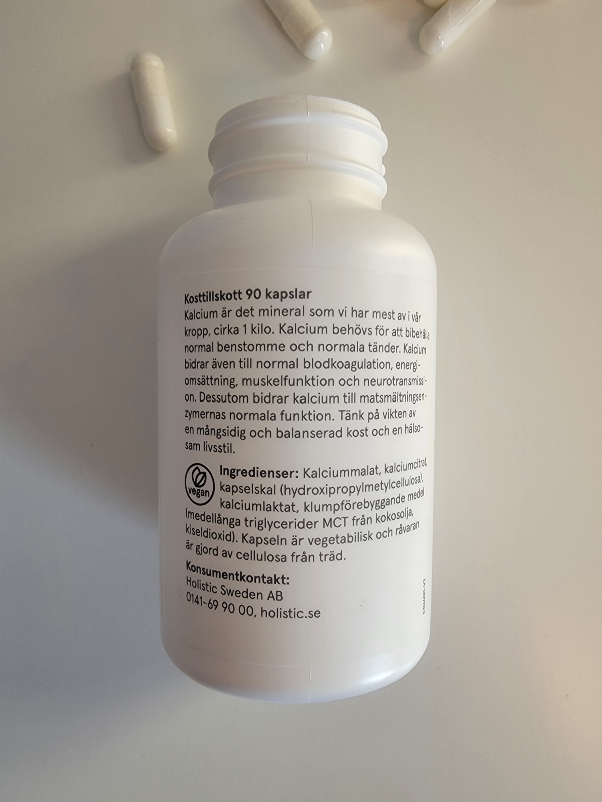 Etikettsida med ingredienslista på Holistic Kalcium, foto från vårt test