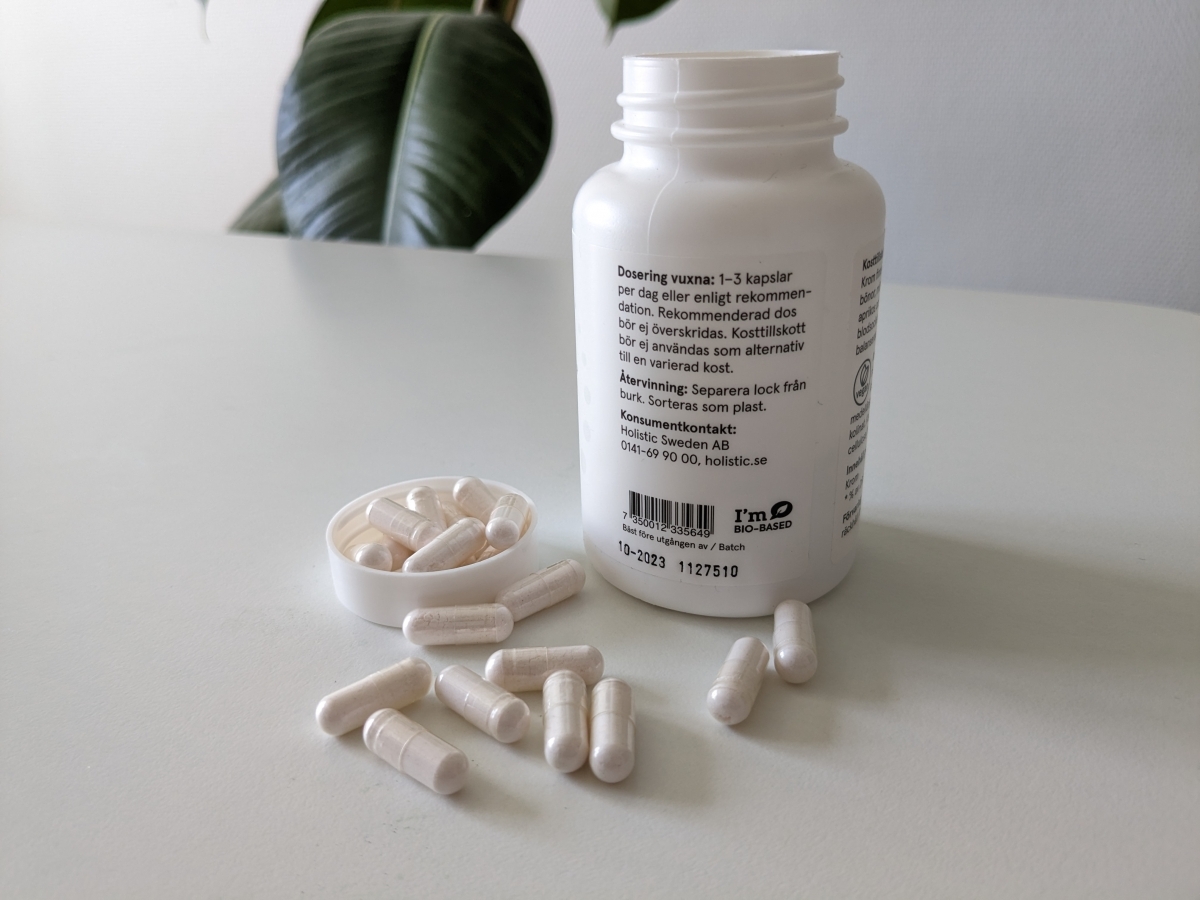 Baksidan av Holistic Krom med tydlig dosering och batchinfo, vårt foto