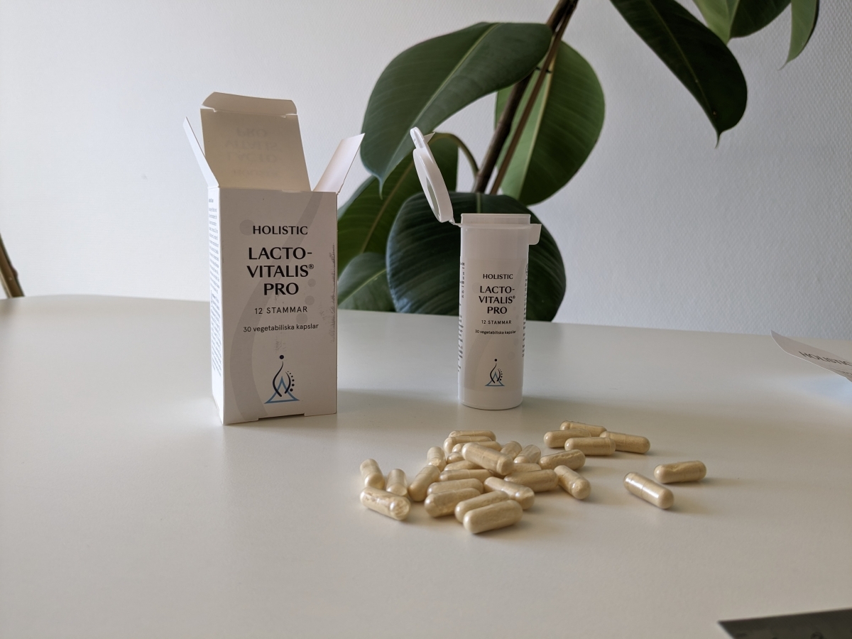 Holistic LactoVitalis Pro förpackning och kapslar på vårt bord, fotograferat av oss under testet