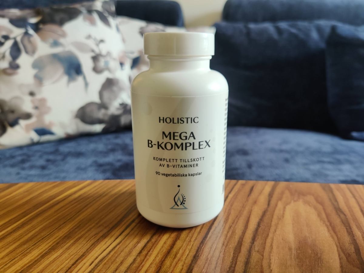Holistic Mega B‑komplex i hemmamiljö på soffbord – vårt foto