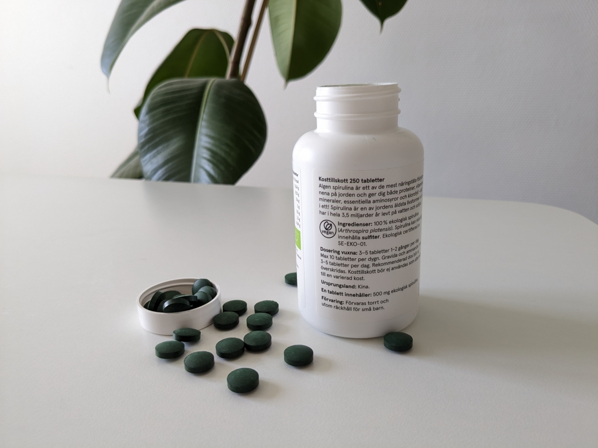 Baksida med innehåll och dosering på Holistic Spirulina, egen testbild