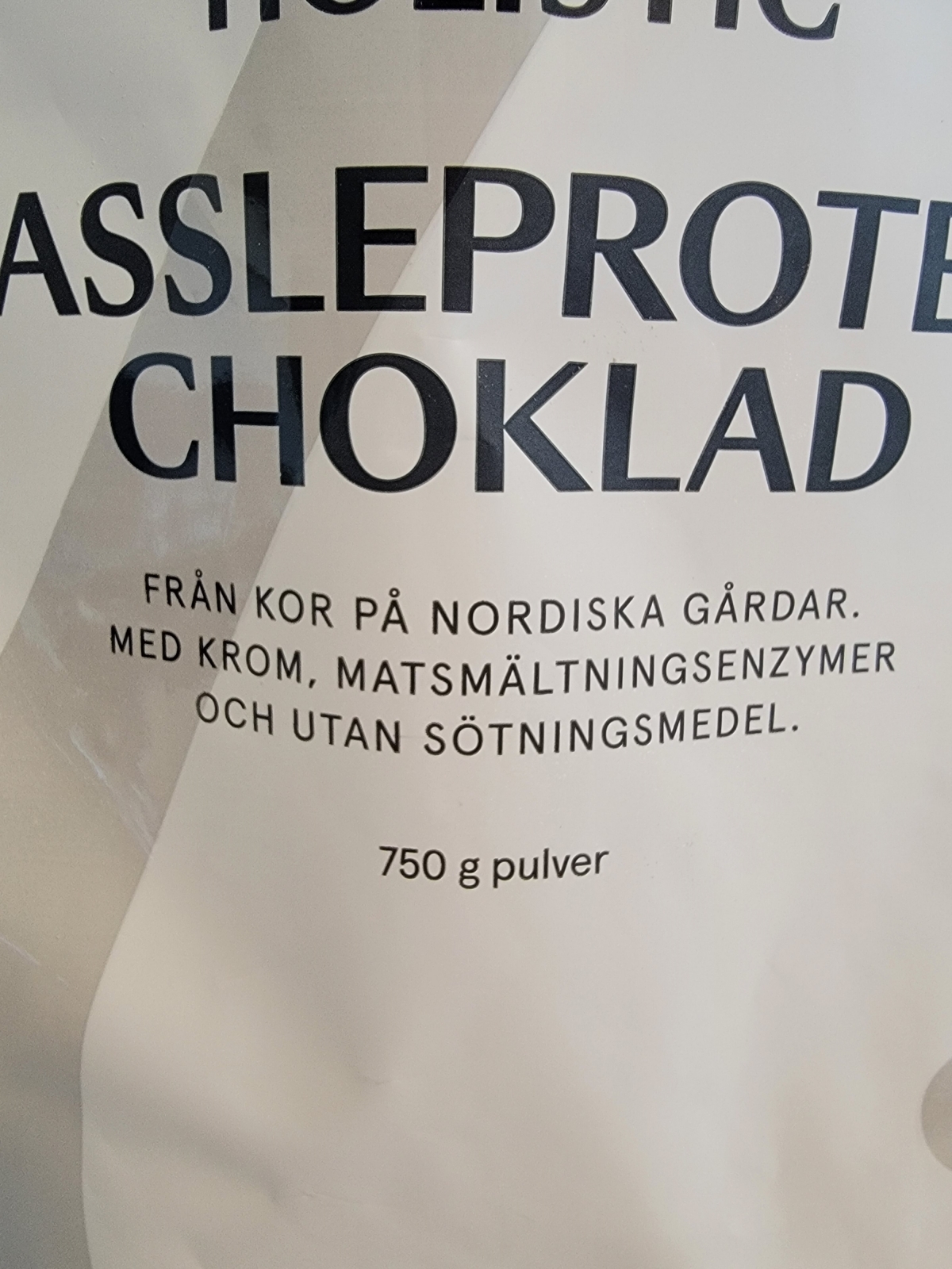 Närbild på Holistic-etikett med nordiskt ursprung och enzymer tydligt utskrivna, tagen av oss