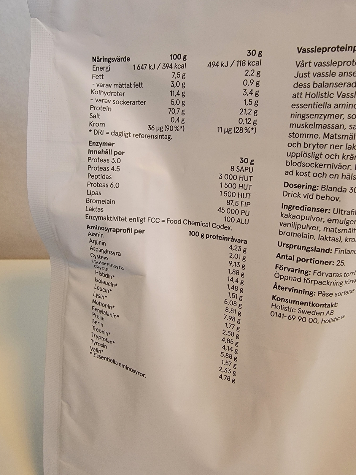 Baksida med näringsdeklaration och aminosyraprofil för Holistic Vassleprotein, foto i vårt test