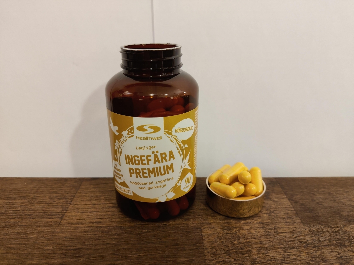 Ingefära Premium nära med kapslar i liten skål bredvid